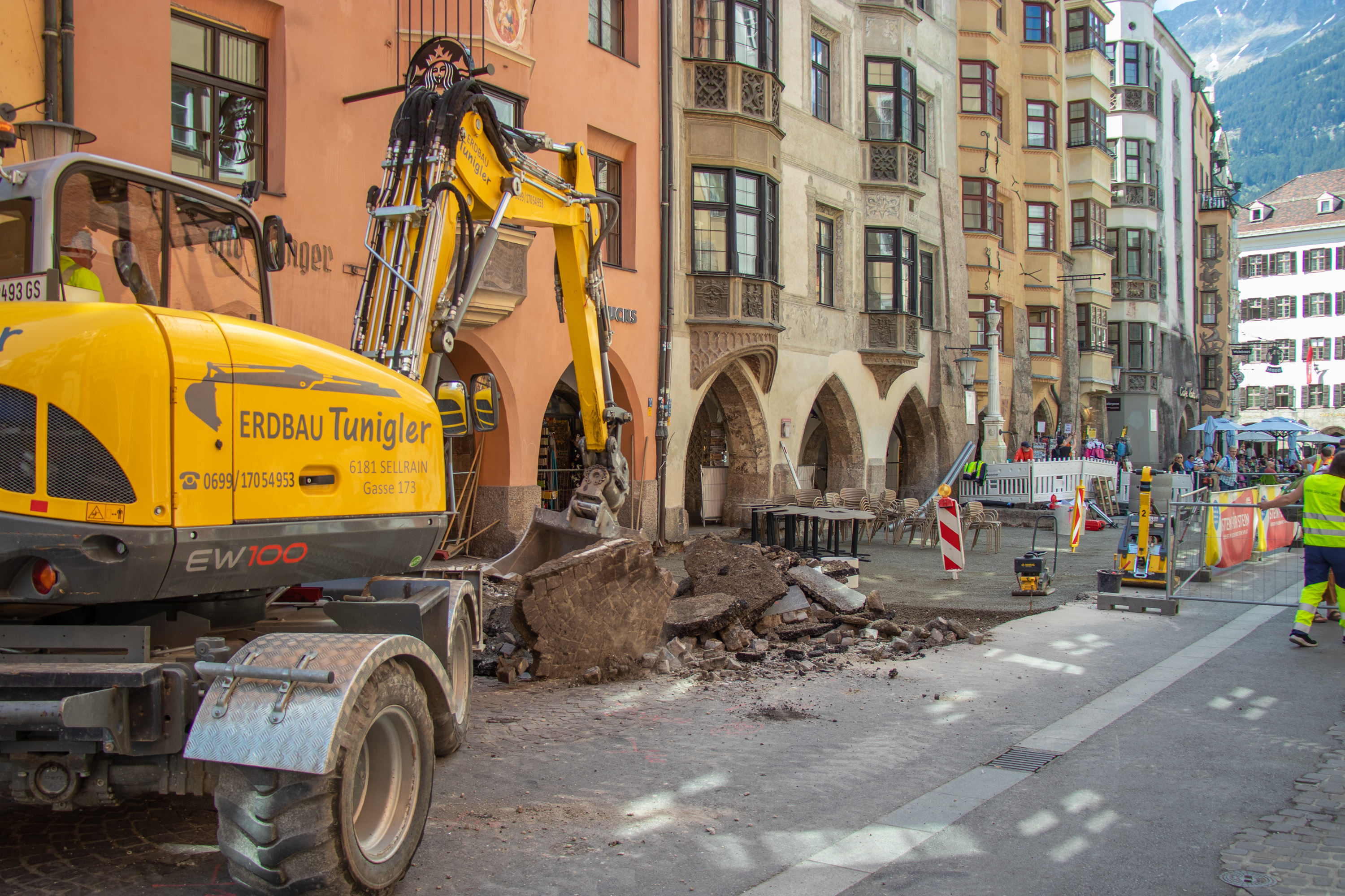Der Asphalt in der südlichen Herzog-Friedrich-Straße wird derzeit abgetragen.