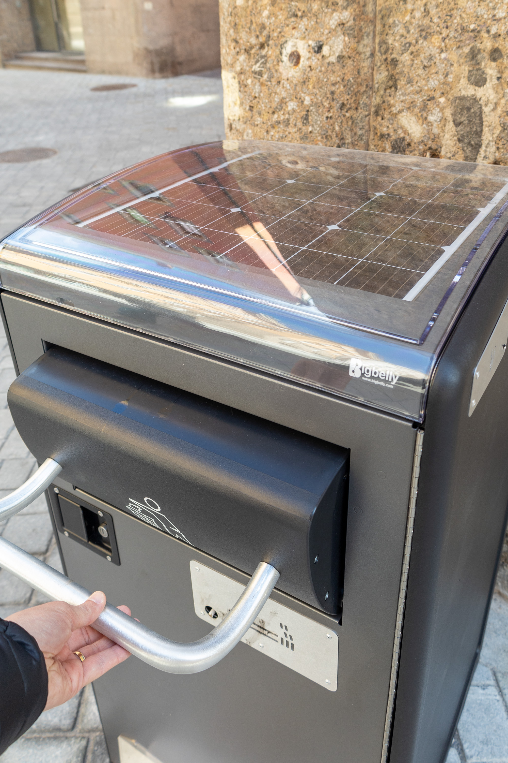 Die neuen, mit Photovoltaik betriebenen Mülleimer in der Altstadt komprimieren Abfall und melden ihren Füllstand automatisch.