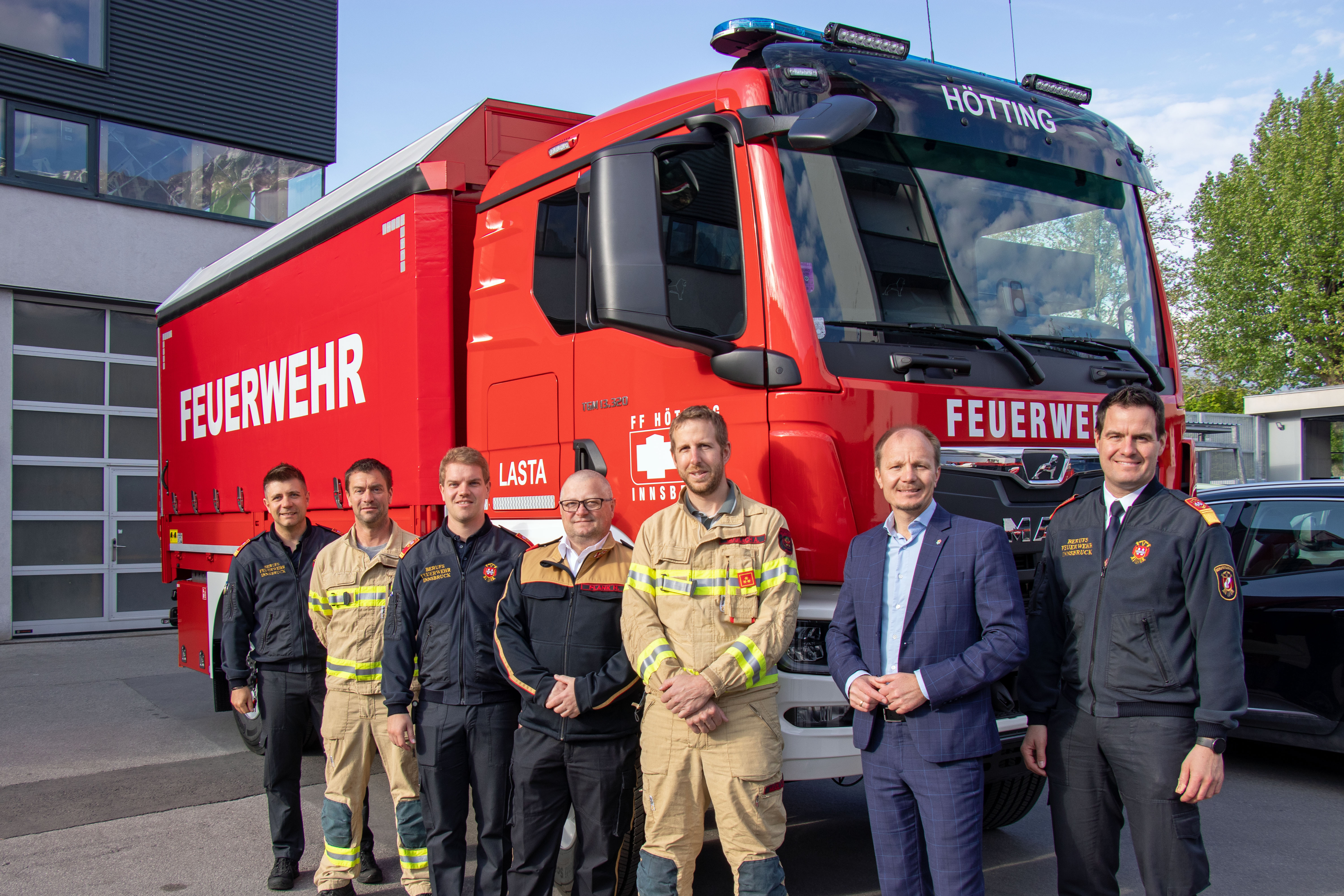 Bürgermeister Johannes Anzengruber (2.v.r.), Branddirektor Helmut Hager (r.), Bezirks-Feuerwehrkommandant-Stellvertreter Helmut Plank (4.v.r.), Kommandant Alois Muglach (FF Hötting, 3.v.r.), Obermaschinist Klaus Berchtold (FF Hötting, 2.v.l.), und die Offiziere Marco Eller (l.) und Manuel Schieferle (3.v.l.) mit dem neuen Lastfahrzeug für die FF Hötting.