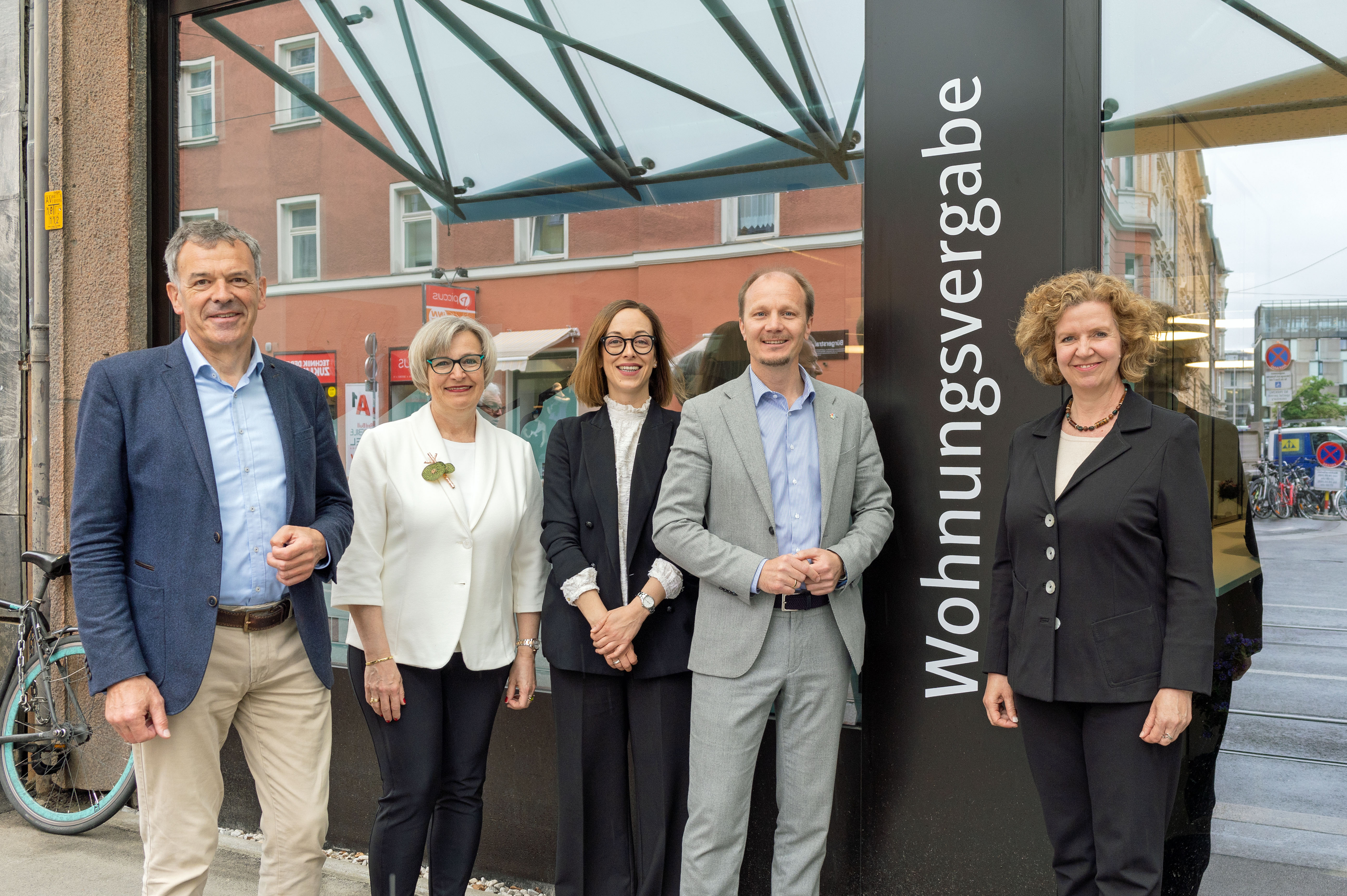 v.l. Vizebürgermeister Georg Willi, die Leiterin der Magistratsabteilung V, Birgit Neu, die Referentin für Wohnungsvergabe, Marie-Therese Lampe, Bürgermeister Johannes Anzengruber und Magistratsdirektorin Gabriele Herlitschka freuen sich über das neue Servicecenter der Wohnungsvergabe in der Bürgerstraße 8.