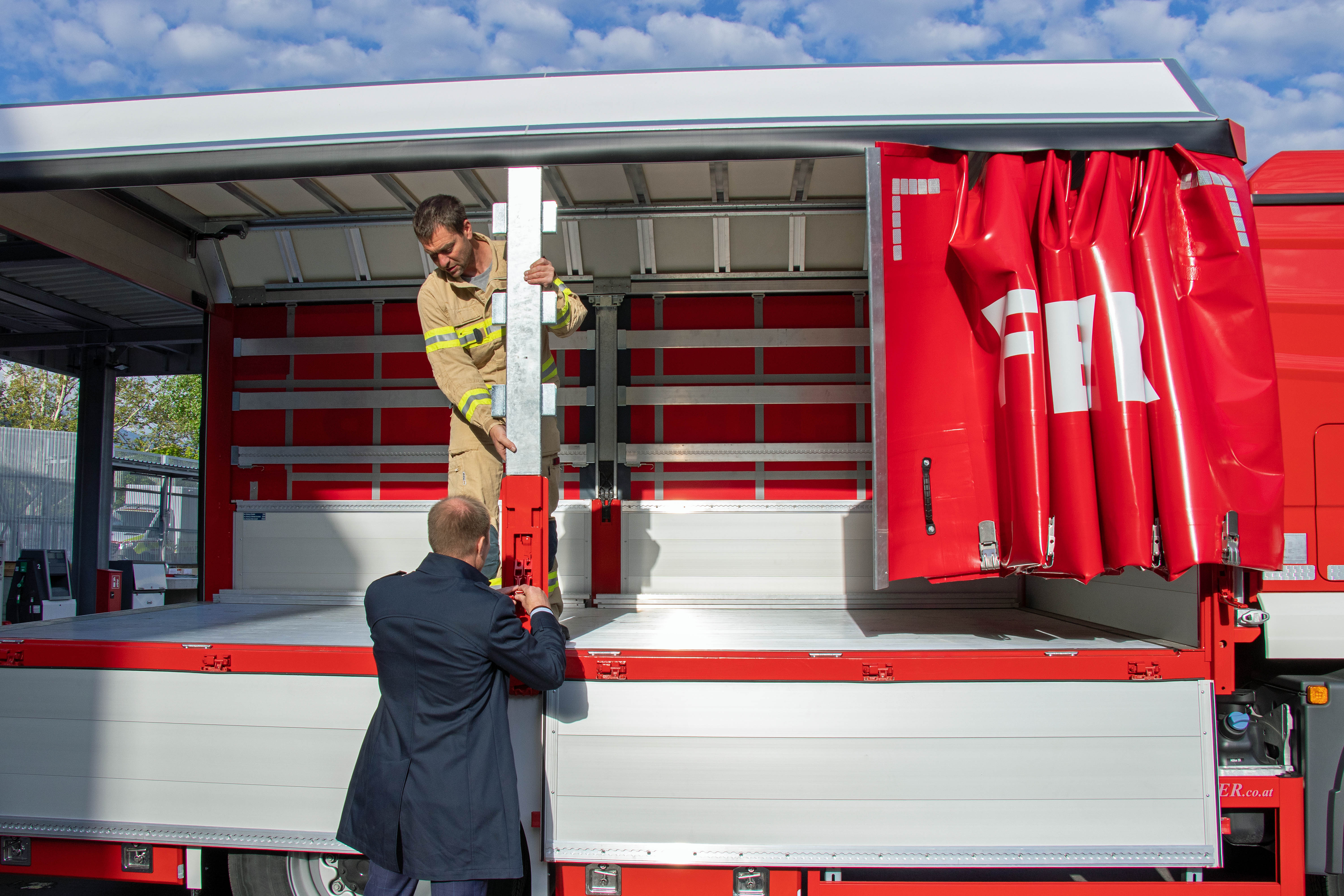 Die Transportfläche kann durch das Abdecken der Plane erweitert werden