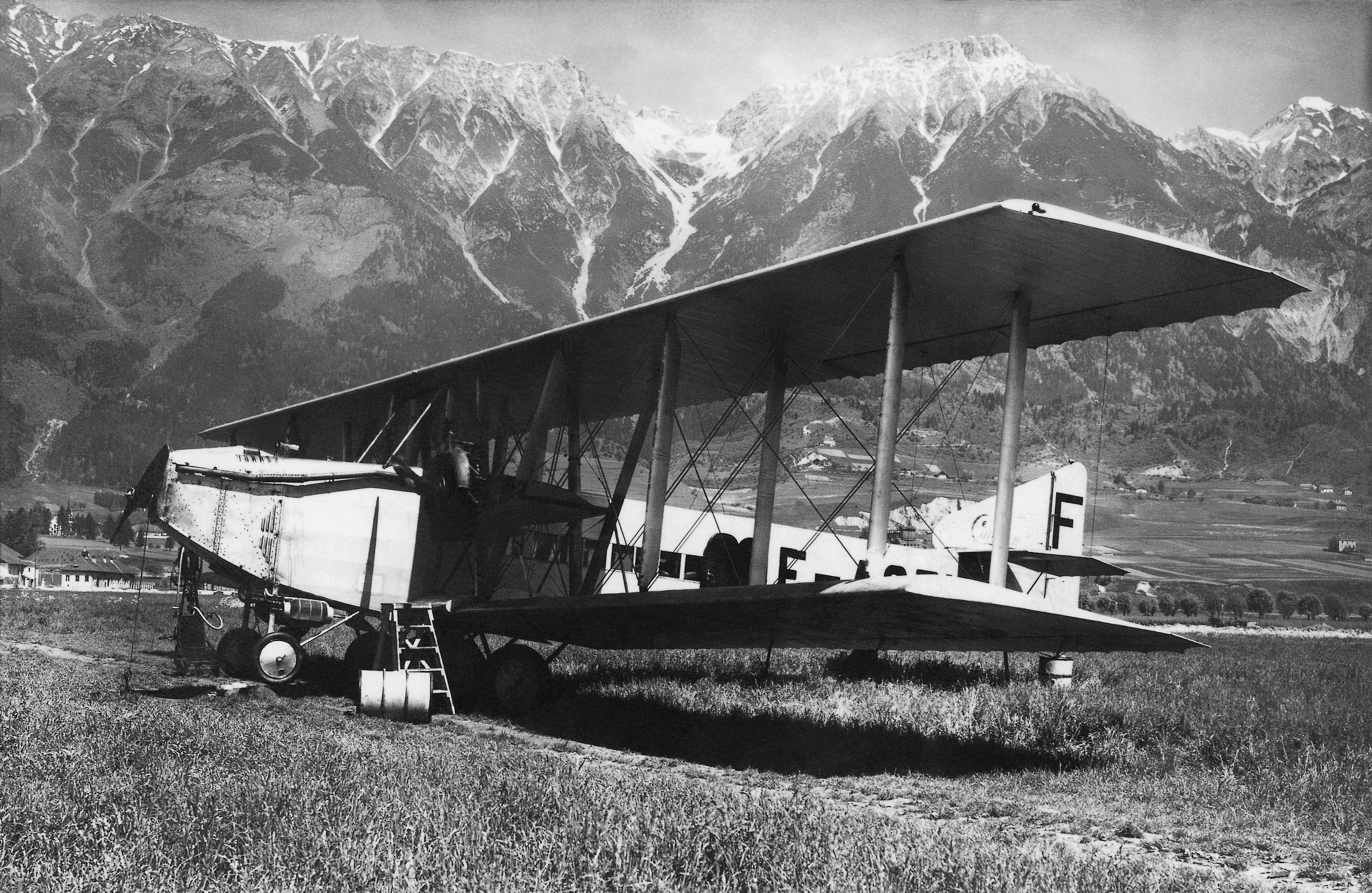 Die dreimotorige Caudron der Fluggesellschaft Compagnie Internationale de Navigation Aérienne auf dem Flughafen Innsbruck Reichenau, aufgenommen 1925