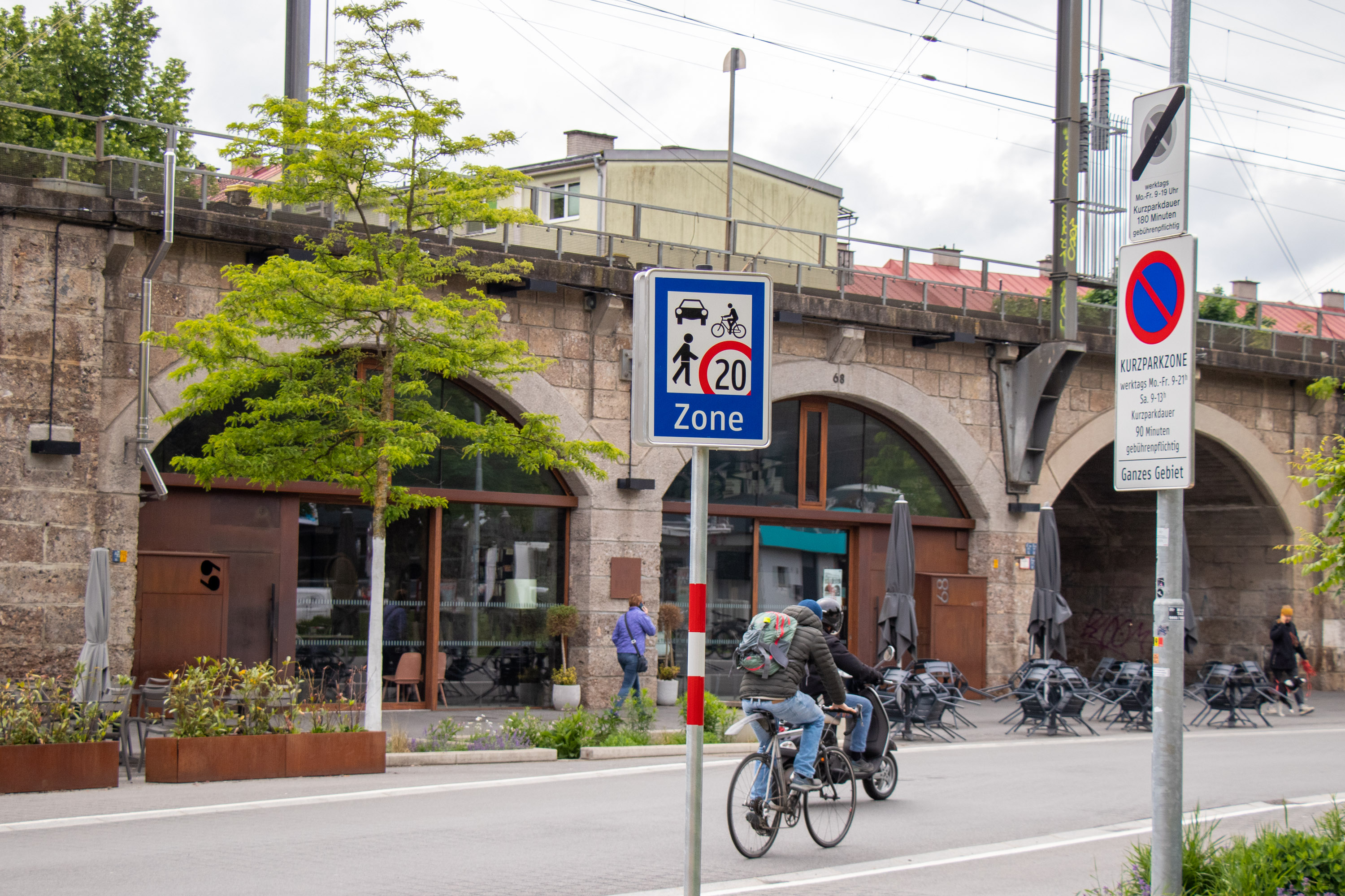 In der neuen Begegnungszone in der Ing.-Etzel-Straße teilen sich Menschen zu Fuß, mit dem Fahrrad oder im Auto den öffentlichen Raum gleichberechtigt.