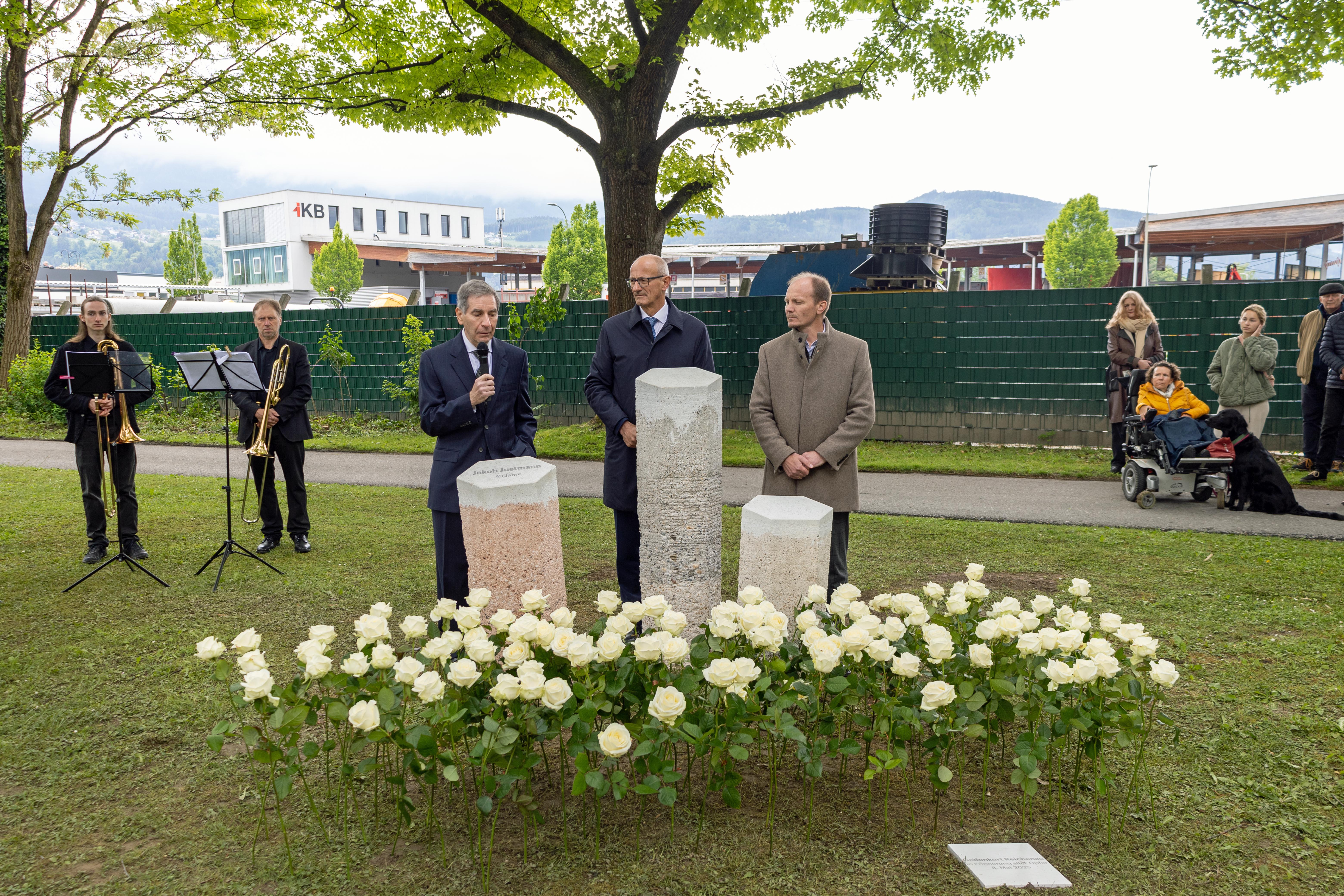 Im Zuge des Festaktes enthüllten Jeffrey Wisnicki (l., Enkel von Jakob Justman), Landeshauptmann Anton Mattle (m.) und Bürgermeister Johannes Anzengruber drei Prototypen für die künftigen Namenssteine.