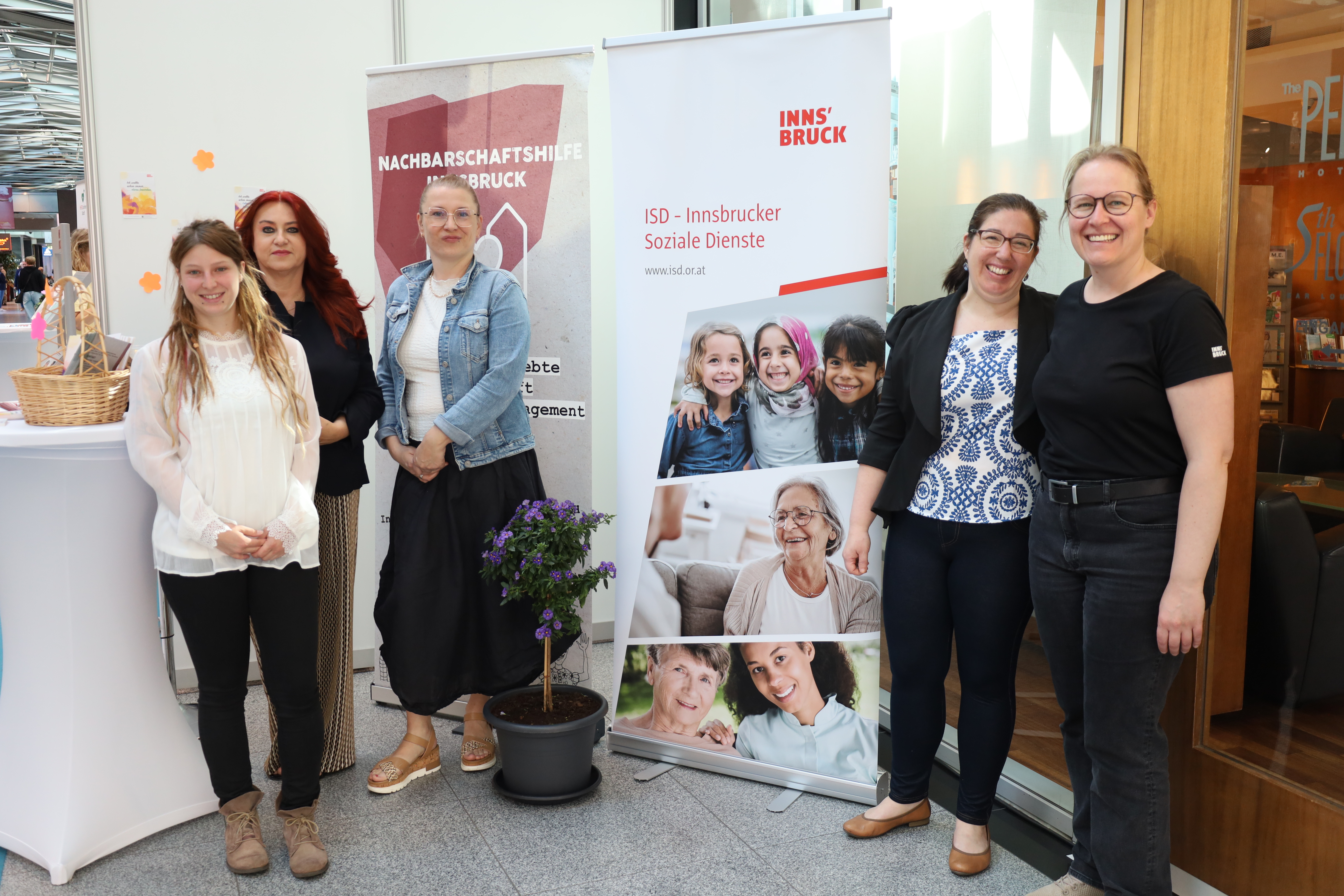 Die Mitarbeiterinnen der Innsbrucker Soziale Dienste GmbH (ISD) stellen unter anderem ihr Programm in allen Stadtteilen vor.