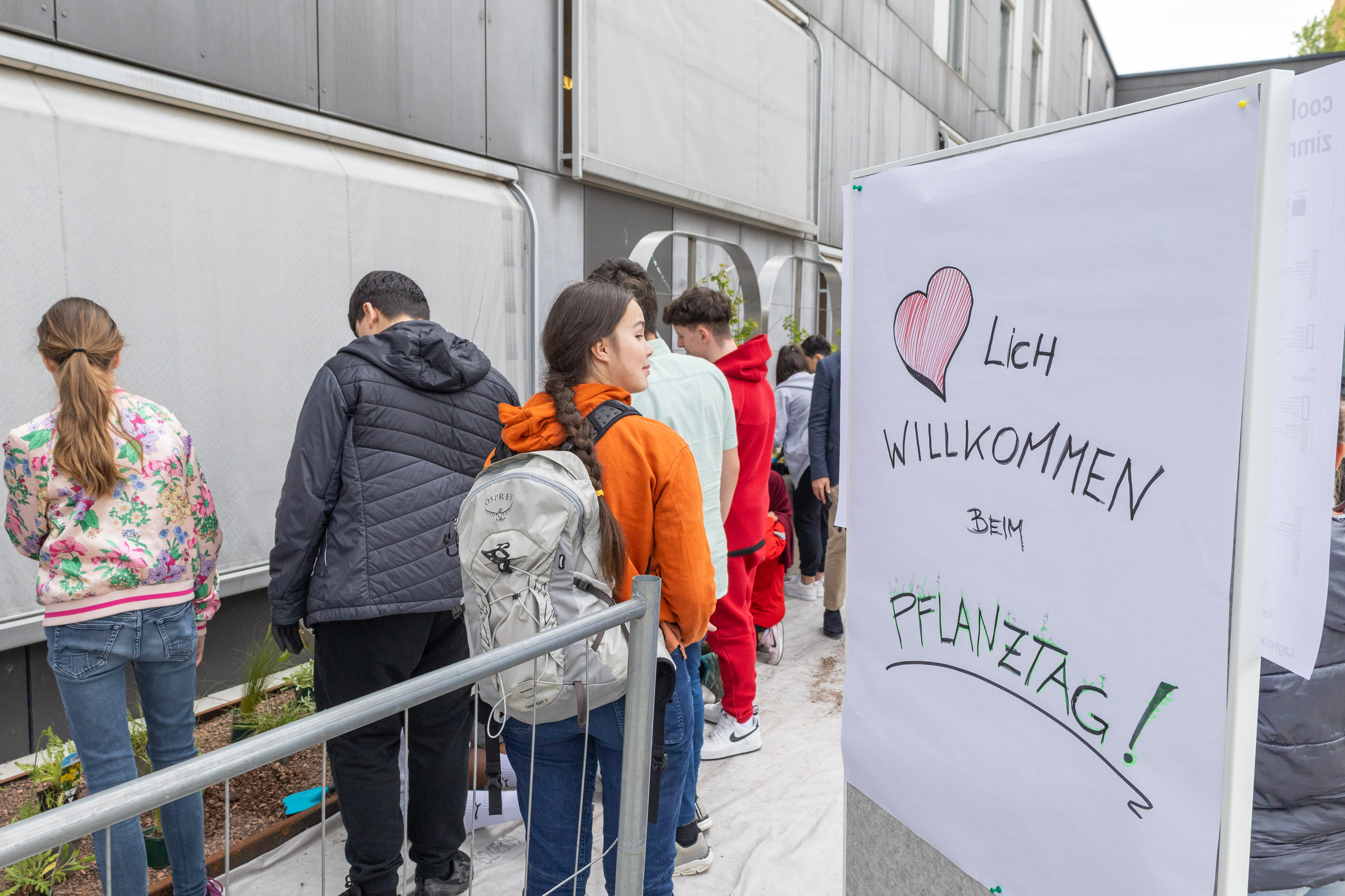 SchülerInnen der umliegenden Bildungseinrichtungen beteiligten sich an der Pflanzaktion.