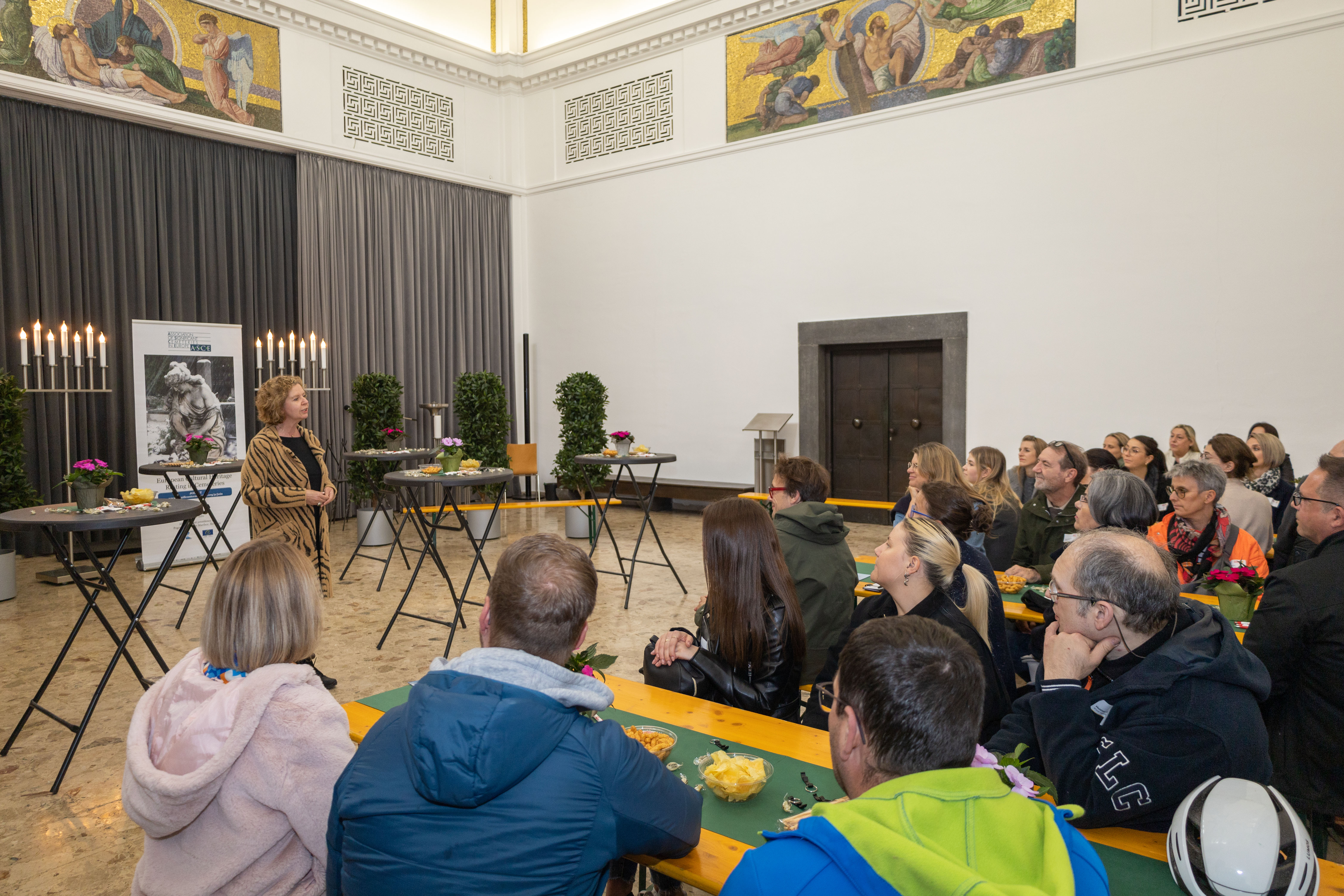 In zahlreichen Ämtern führt der Stadtmagistrat Innsbruck Lehrlinge an verschiedene Berufe heran. Dafür bedarf es kompetenter AusbilderInnen - die sich am Innsbrucker Westfriedhof mit ihren KollegInnen zum heuer zweiten Stammtisch des Ausbilderforums Tirol, einer Initiative von Land Tirol, Arbeiterkammer, Wirtschaftskammer und ÖGB, zusammenfanden. Dort wurden die TeilnehmerInnen von Magistratsdirektorin Gabriele Herlitschka begrüßt, bevor sie Referent Alexander Legniti (Friedhöfe) auf eine Reise durch den Westfriedhof mitnahm, die sich insbesondere “Kunst, Natur, Leit‘ und G’schichten” widmete. Im Anschluss hielt die städtische Lehrlingsbeauftragte Sabine Floßmann einen Impulsvortrag zur Lehrlingsausbildung im Innsbrucker Magistrat.