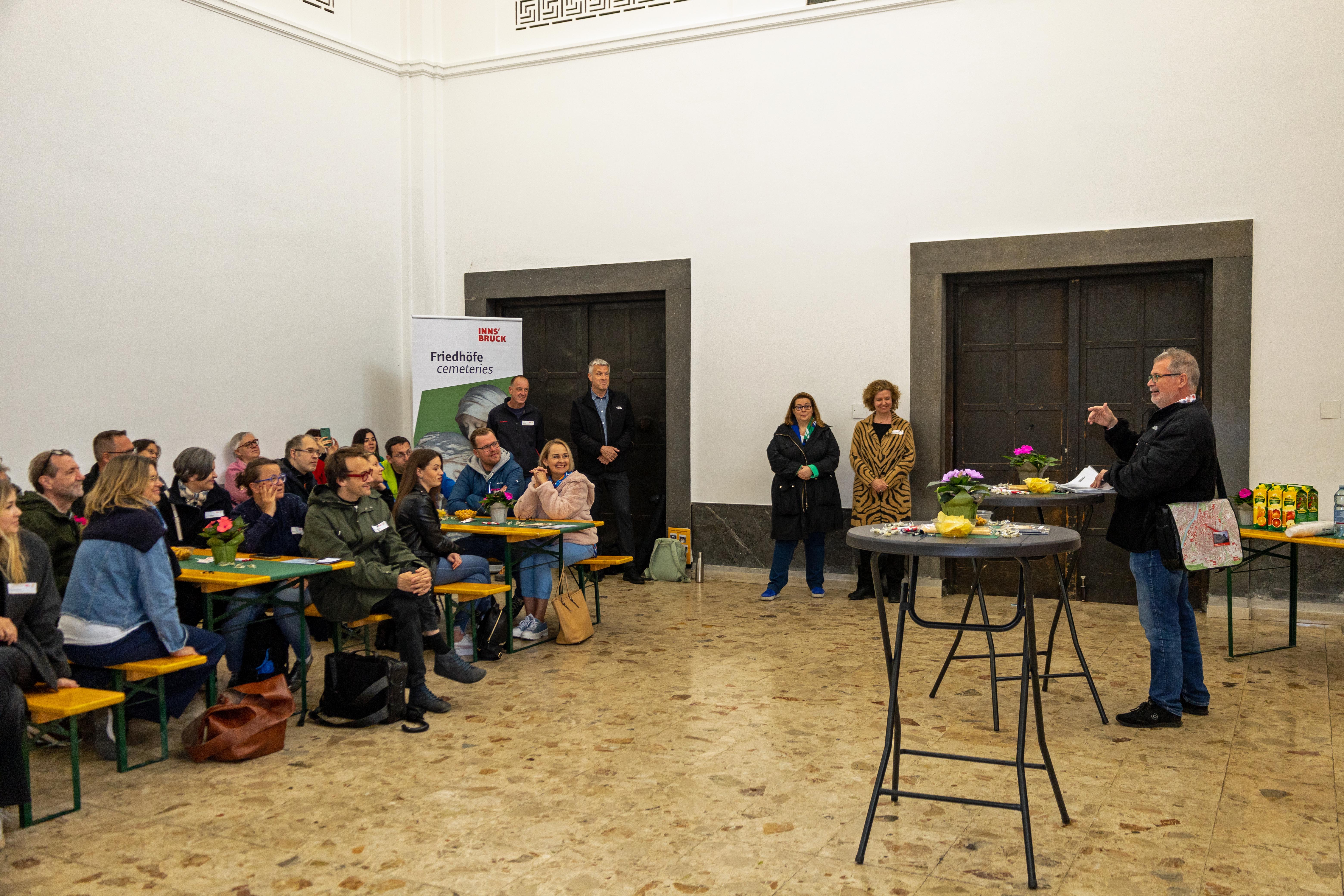 In zahlreichen Ämtern führt der Stadtmagistrat Innsbruck Lehrlinge an verschiedene Berufe heran. Dafür bedarf es kompetenter AusbilderInnen - die sich am Innsbrucker Westfriedhof mit ihren KollegInnen zum heuer zweiten Stammtisch des Ausbilderforums Tirol, einer Initiative von Land Tirol, Arbeiterkammer, Wirtschaftskammer und ÖGB, zusammenfanden. Dort wurden die TeilnehmerInnen von Magistratsdirektorin Gabriele Herlitschka begrüßt, bevor sie Referent Alexander Legniti (Friedhöfe) auf eine Reise durch den Westfriedhof mitnahm, die sich insbesondere “Kunst, Natur, Leit‘ und G’schichten” widmete. Im Anschluss hielt die städtische Lehrlingsbeauftragte Sabine Floßmann einen Impulsvortrag zur Lehrlingsausbildung im Innsbrucker Magistrat.