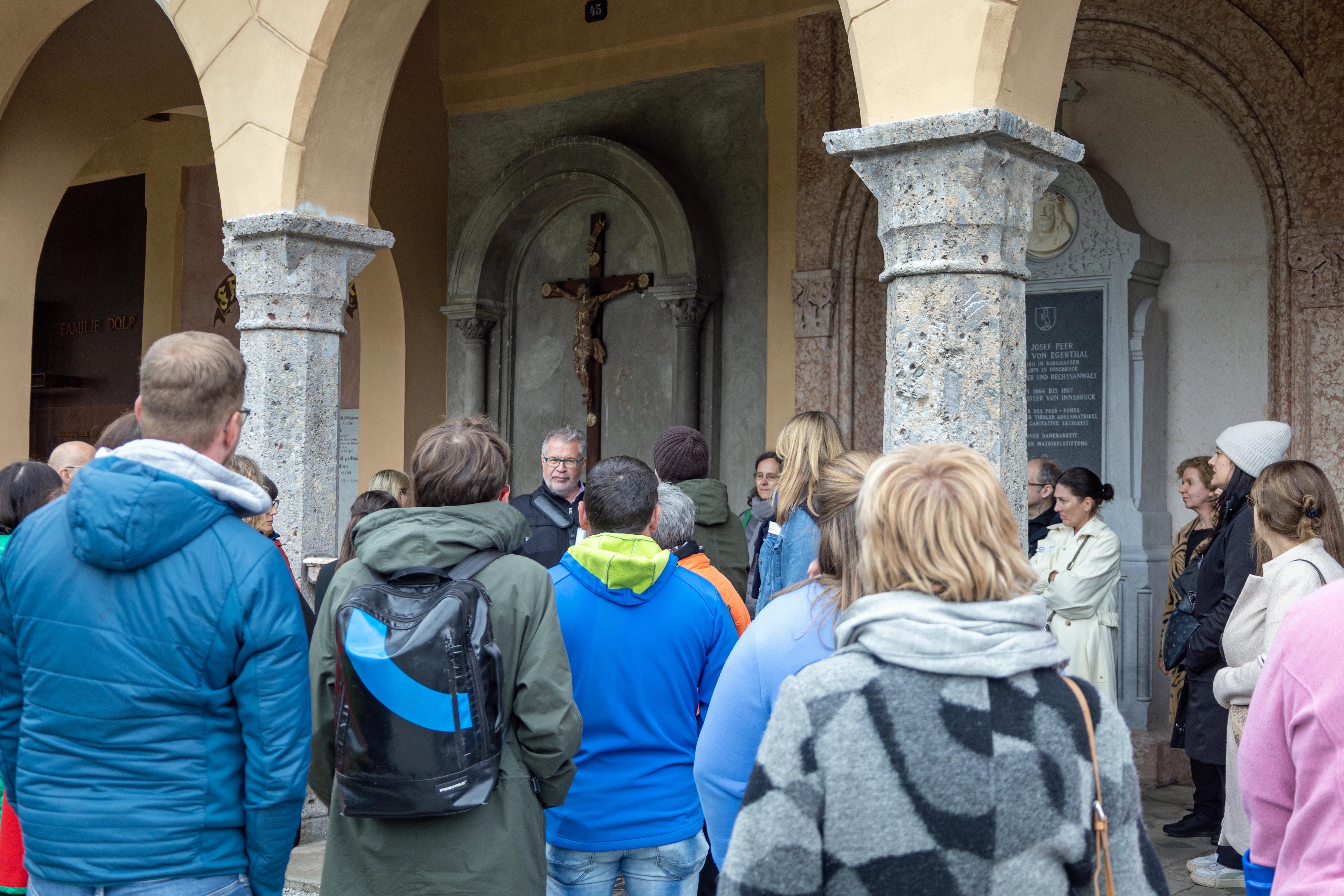 In zahlreichen Ämtern führt der Stadtmagistrat Innsbruck Lehrlinge an verschiedene Berufe heran. Dafür bedarf es kompetenter AusbilderInnen - die sich am Innsbrucker Westfriedhof mit ihren KollegInnen zum heuer zweiten Stammtisch des Ausbilderforums Tirol, einer Initiative von Land Tirol, Arbeiterkammer, Wirtschaftskammer und ÖGB, zusammenfanden. Dort wurden die TeilnehmerInnen von Magistratsdirektorin Gabriele Herlitschka begrüßt, bevor sie Referent Alexander Legniti (Friedhöfe) auf eine Reise durch den Westfriedhof mitnahm, die sich insbesondere “Kunst, Natur, Leit‘ und G’schichten” widmete. Im Anschluss hielt die städtische Lehrlingsbeauftragte Sabine Floßmann einen Impulsvortrag zur Lehrlingsausbildung im Innsbrucker Magistrat.