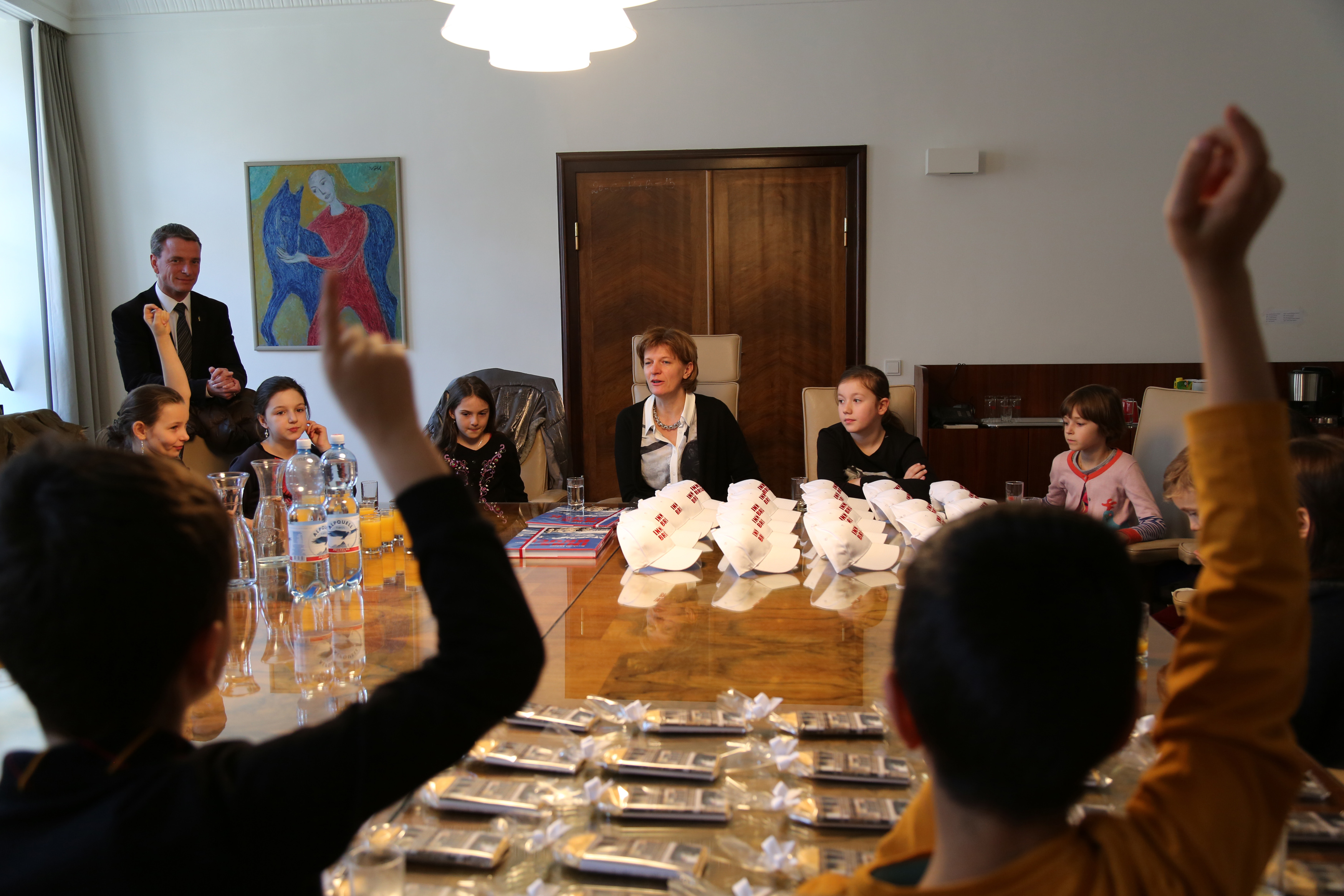 Die Schülerinnen und Schüler hatten einige Fragen an Innsbrucks Stadtoberhaupt, wie z.B. was die Aufgaben einer Bürgermeisterin sind oder was man gegen die Verschmutzung durch Hundehäufchen auf Spielplätzen machen kann.