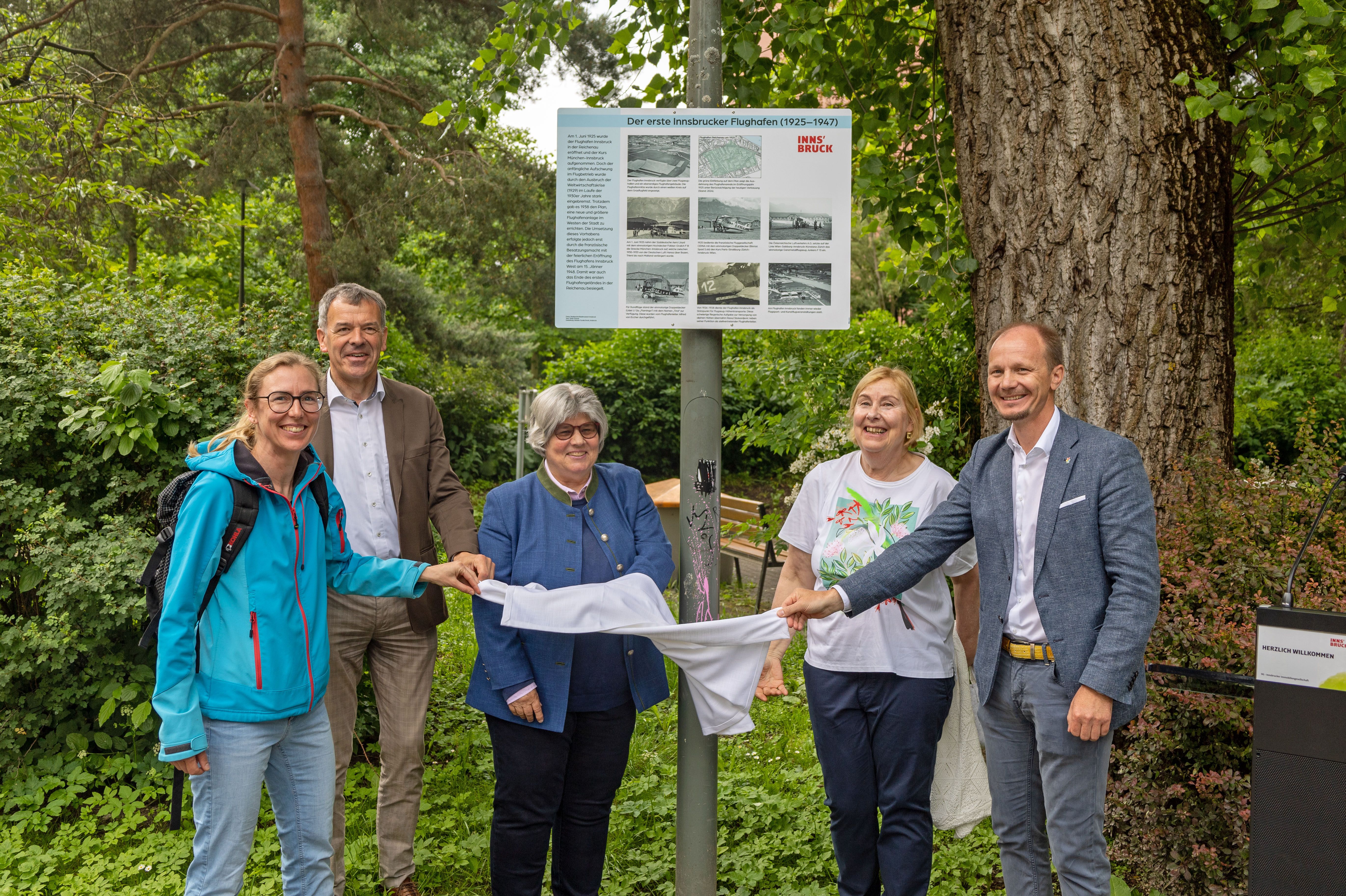 Bürgermeister Johannes Anzengruber (r.), Vizebürgermeister Georg Willi (2.v.l.) und Luftfahrthistorikerin Tanja Chraust (3.v.l.) enthüllten die neue Schautafel gemeinsam mit Barbara (l.) und Claudia Lantschner (2.v.r.), den Nachfahrinnen von Raoul Stoisavljevic, beim Wohnheim Reichenau