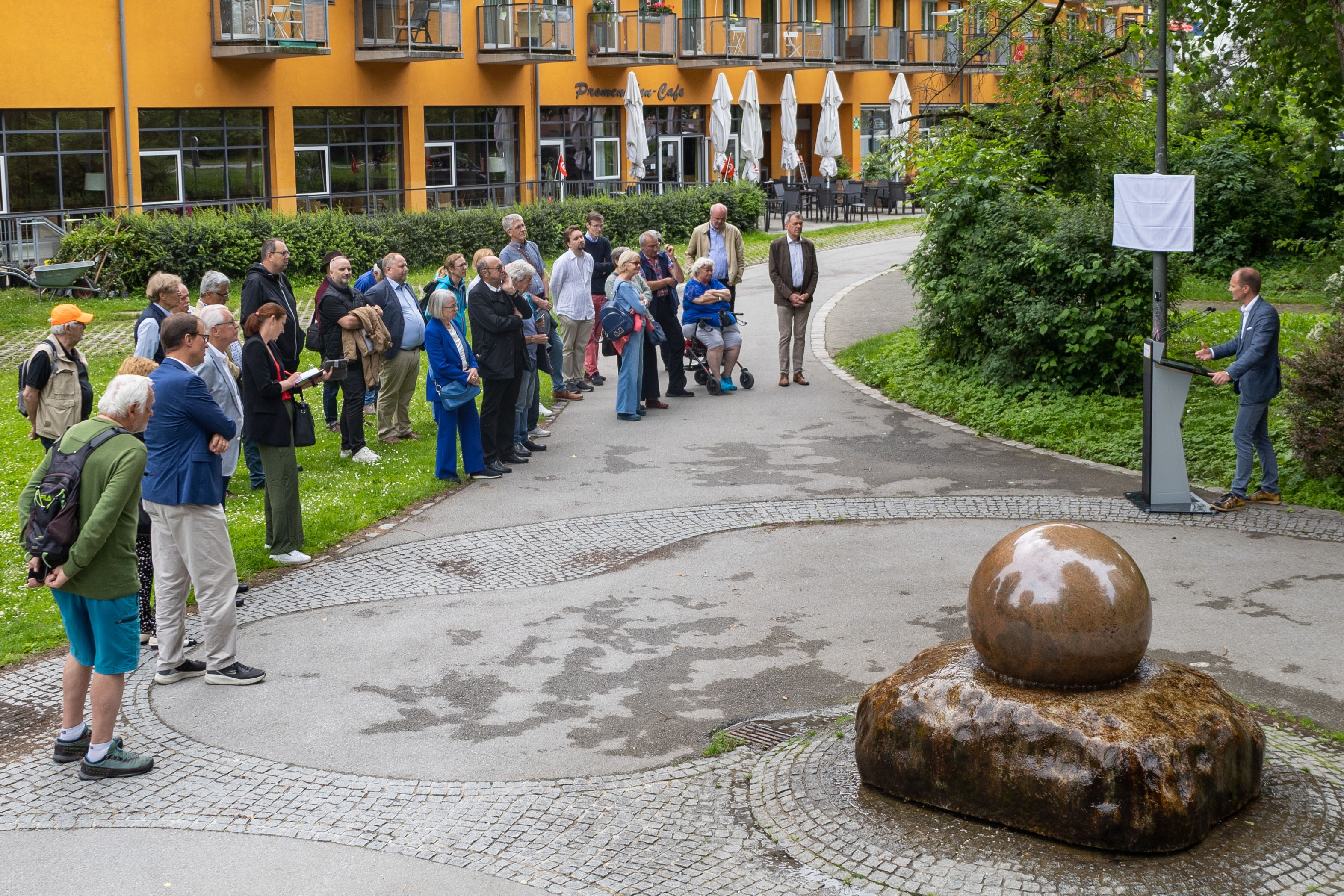 "Mit der neuen Schautafel würdigen wir diesen Meilenstein der zivilen Luftfahrt in Tirol – und alle mutigen Menschen, die daran mitgearbeitet haben", betont Bürgermeister Johannes Anzengruber.