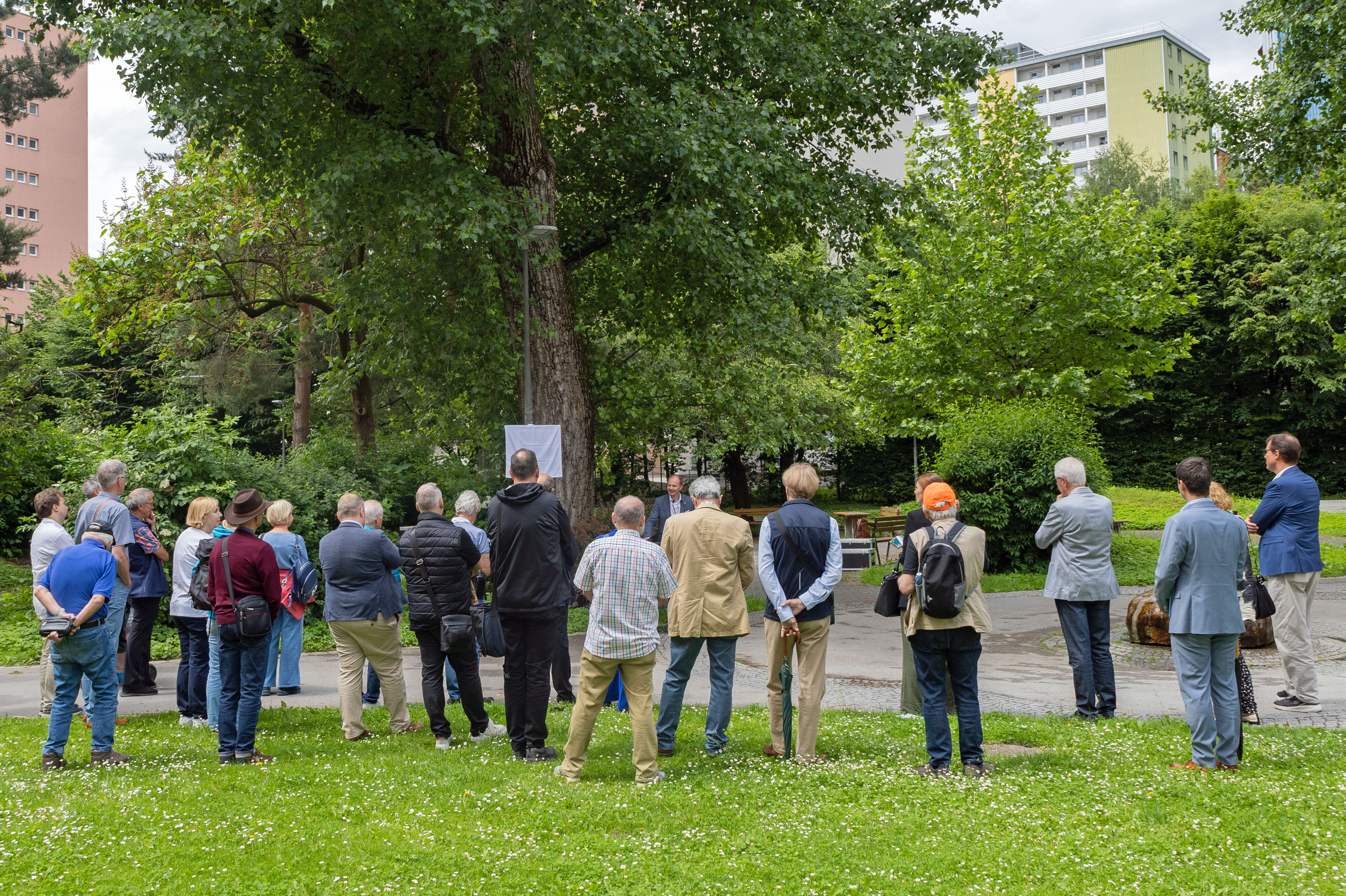 Zahlreiche Interessierte wohnten der Enthüllung der neuen Schautafel zum 100-Jahr-Jubiläum des Flughafens bei.