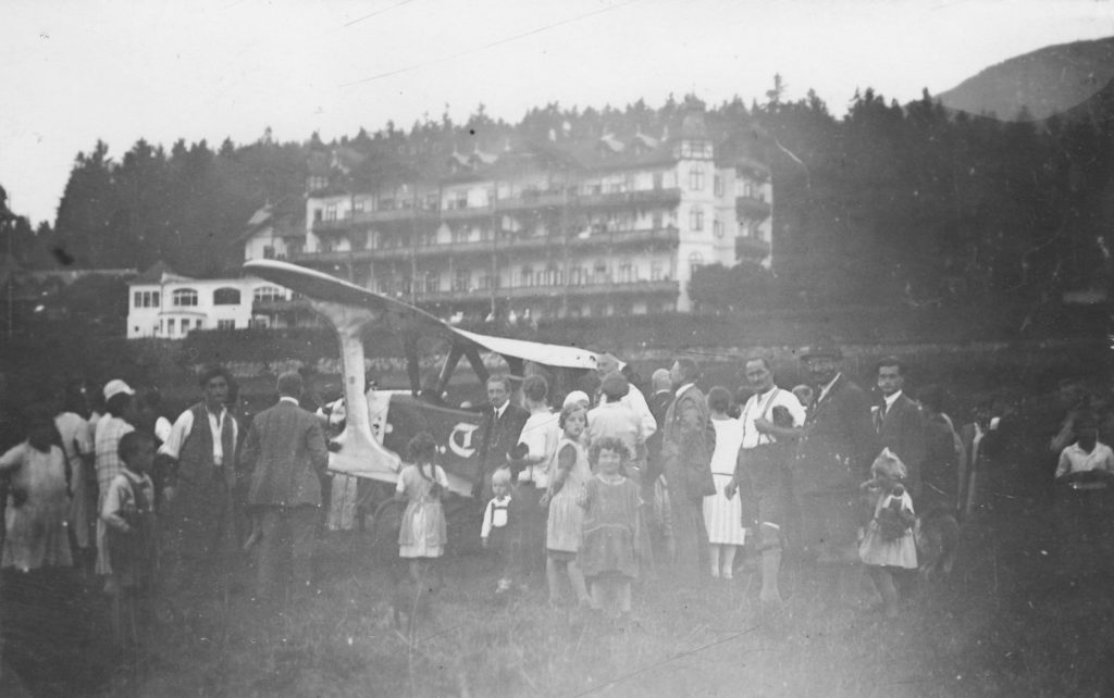 Medial und öffentlich begleitet führte Alfred von Eccher die erste Landung eines Flugzeugs in Igls durch. Der Besitzer des Feldes, auf dem das Flugzeug landete, zog Schadenersatzforderungen in Erwägung – die Bevölkerung feierte Alfred von Eccher für diesen Pionierflug von der Reichenau nach Igls.