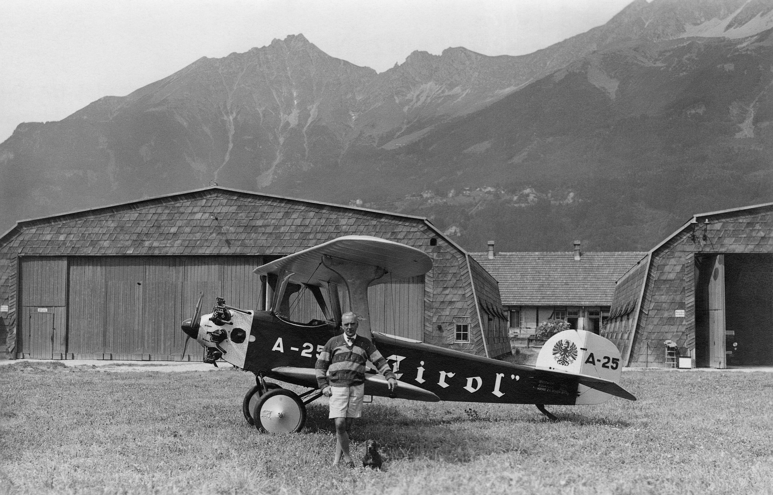 Der erste Innsbrucker Flughafendirektor Alfred von Eccher mit seiner Rundflugmaschine „Tirol“ und seinem Dackel vor dem Flughafen Reichenau.