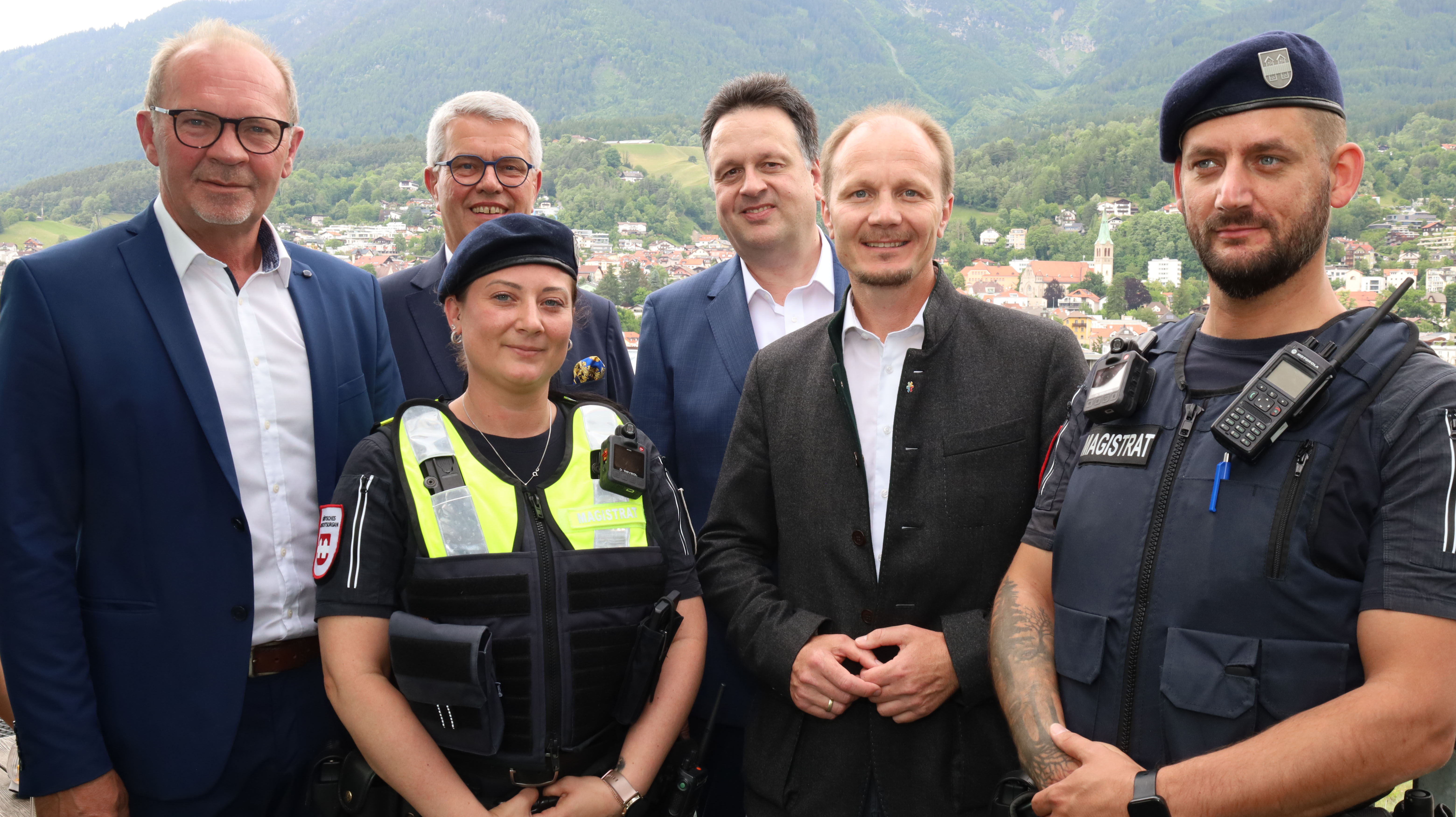 20 Jahre MÜG – ein Jubiläum, das gefeiert gehört: Die MÜG-Mitarbeitenden Simone Schmidt und Kevin Sprung mit Bürgermeister Johannes Anzengruber, Abteilungsleiter Ferdinand Neu (2. v.l.), Amtsleiter Christian Schneider (3. v.r.) und Referent Thomas Koland (1. v.l.) freuen sich auf den Festakt am 4. Juni.