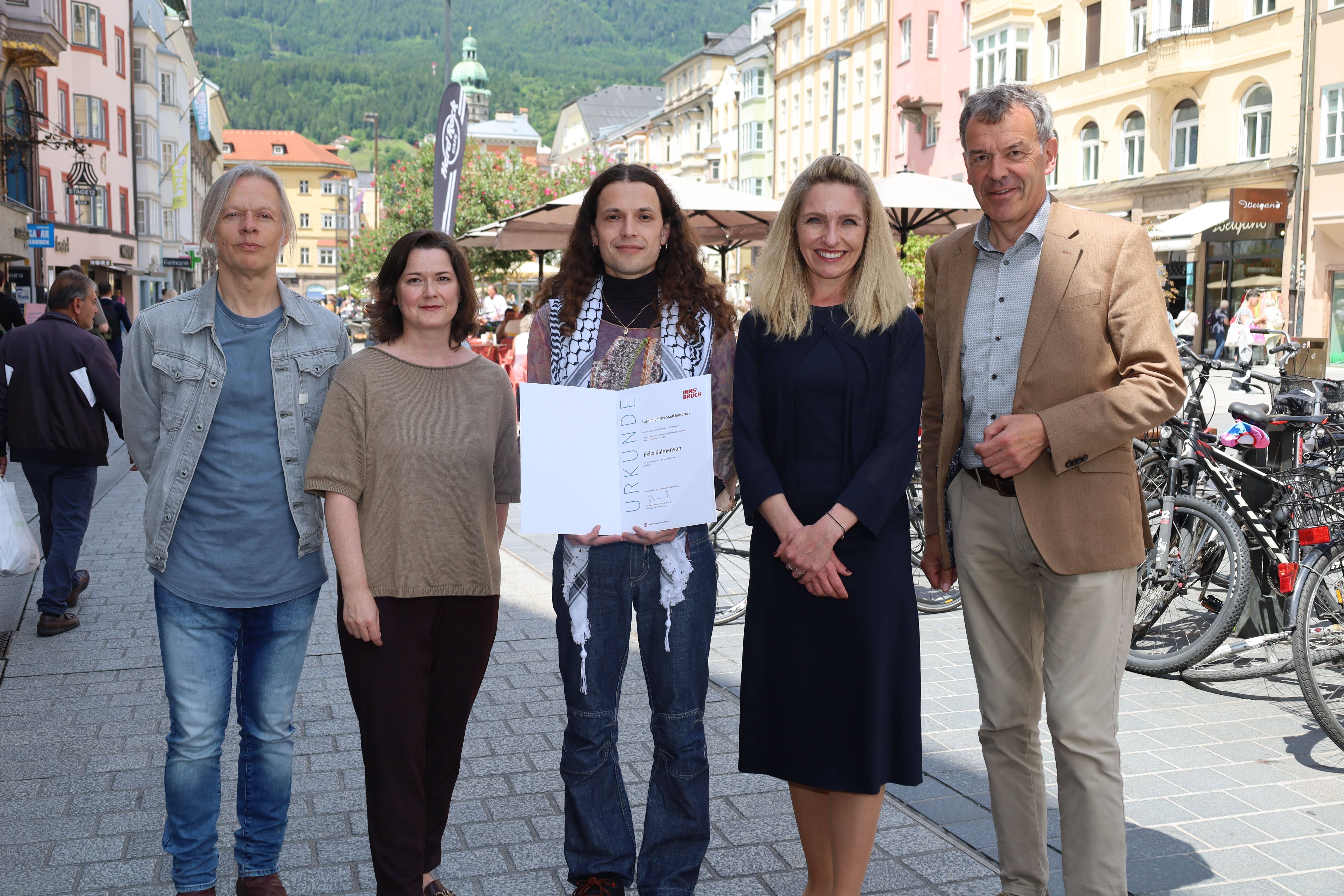 Innsbrucks Büchsenhausen-Fellow 2024 Felix Kalmenson (Mitte) mit (v.l.) Andrei Siclodi (Direktor künstler*innenhaus Büchsenhausen), Natalie Pedevilla (Referat Bildende Kunst und Kulturprojekte), Kulturamtsleiterin Isabelle Brandauer und Vizebürgermeister Georg Willi.