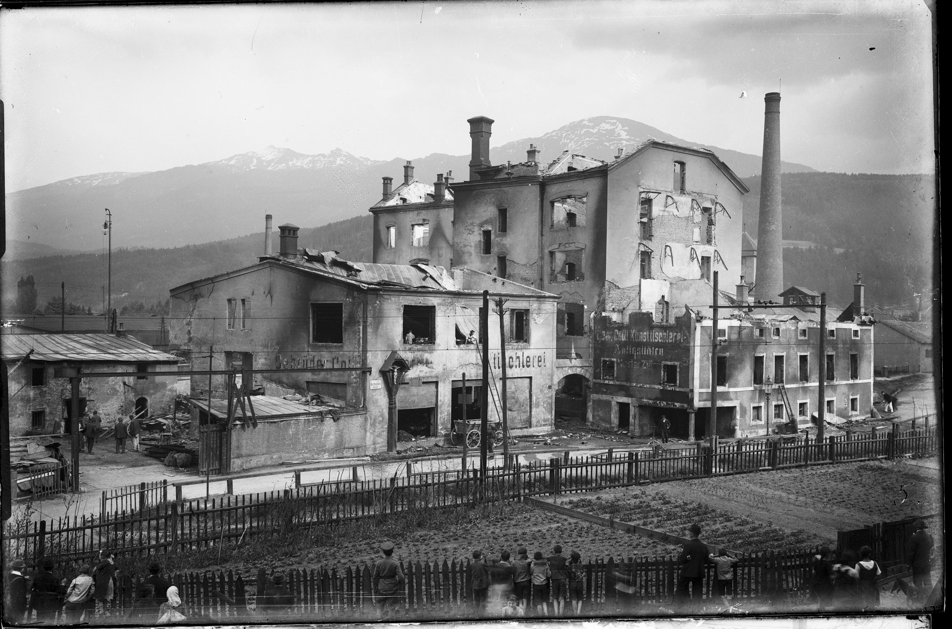 Die Tischlerei der Gebrüder Colli in Wilten brannte mehrfach
ab. Hier ein Bild des Brandes von 1922.