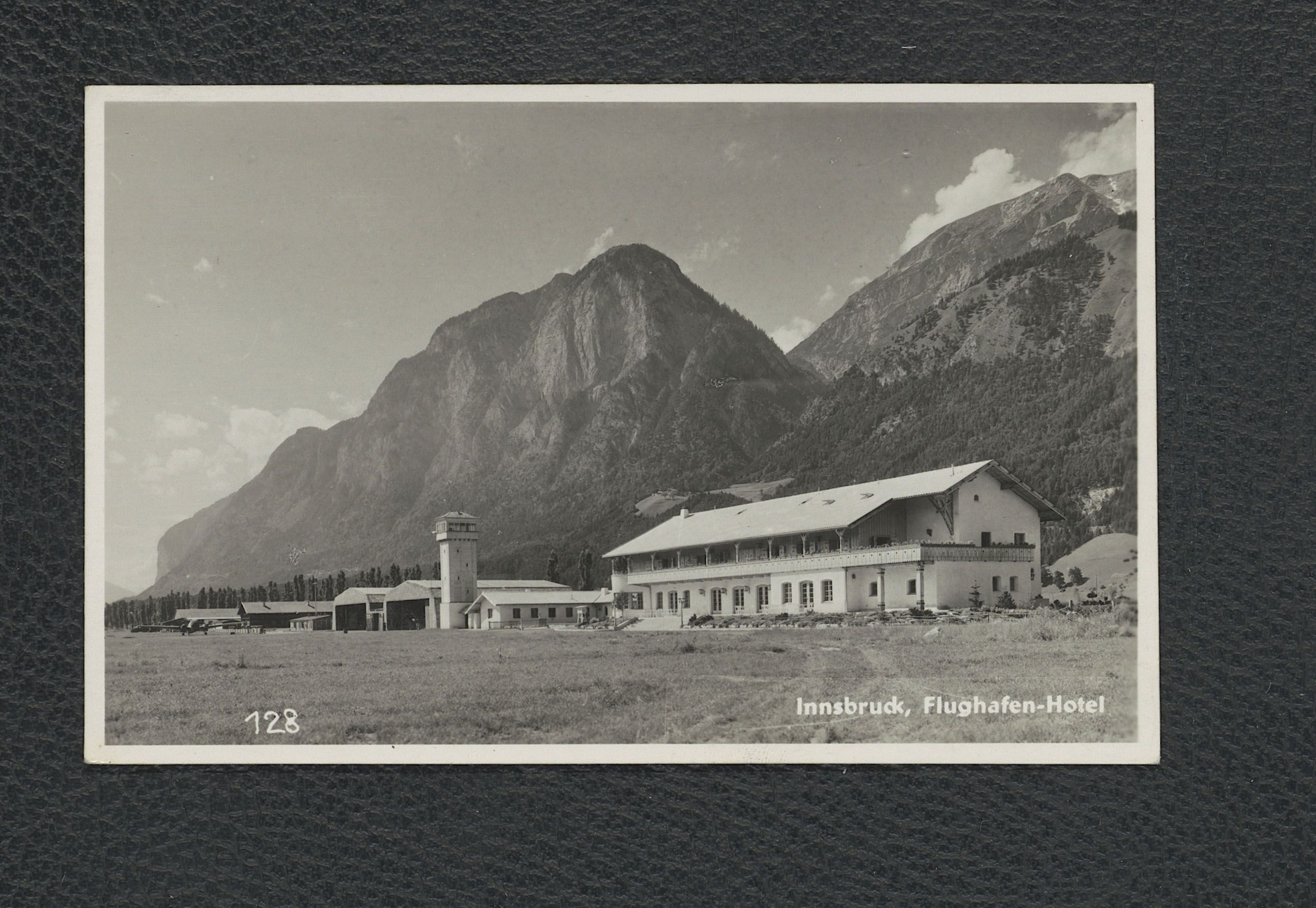 Am 15. Jänner 1948 nahm der Flughafen Innsbruck West (Piste: 900 m/ zwei Flugzeughallen/ebenerdiges Flughafengebäude/Flughafenhotel/Tower) seinen Betrieb auf.