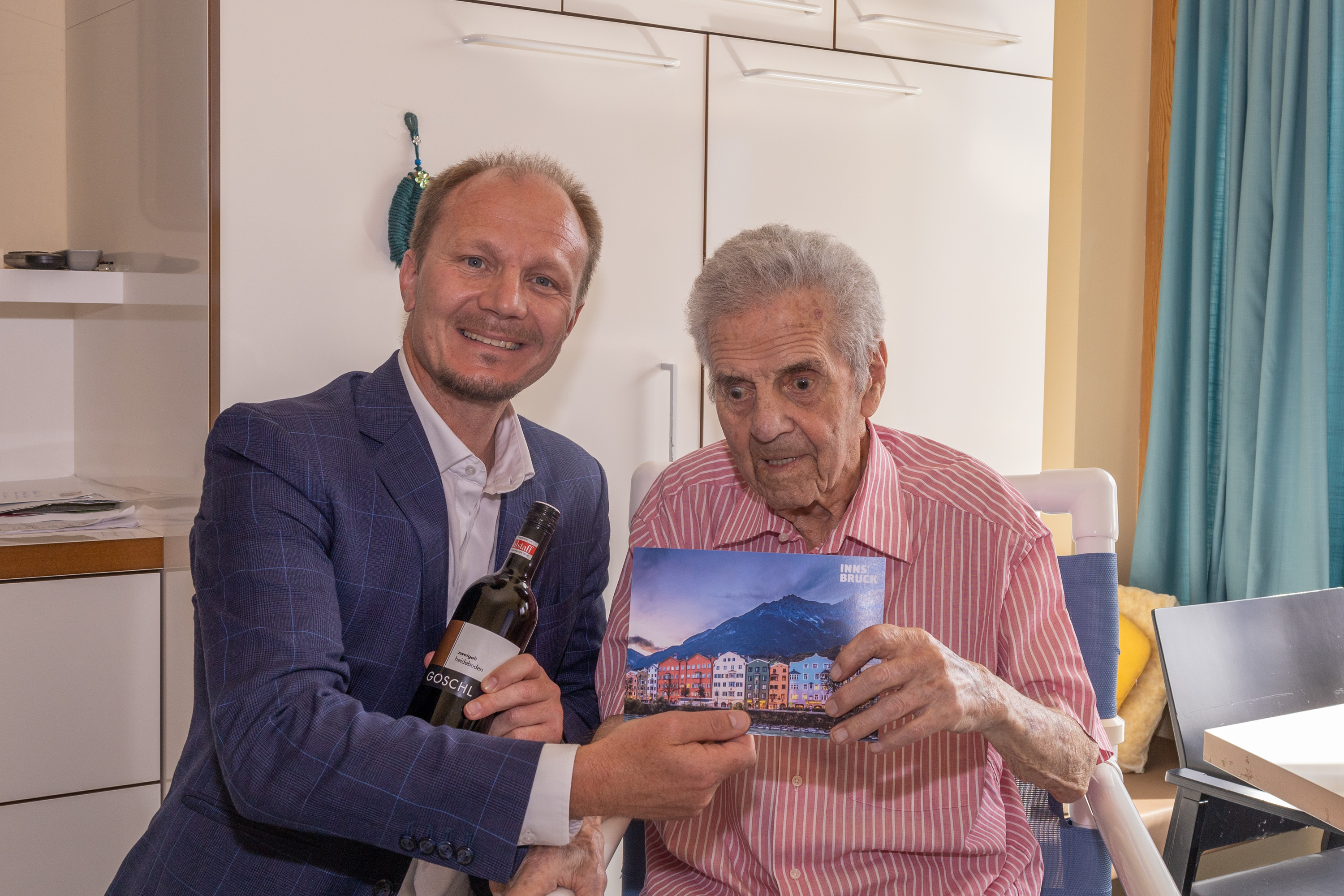 Bürgermeister Johannes Anzengruber gratulierte dem ältesten Innsbrucker Johann Rossmeier zum 105. Geburtstag.