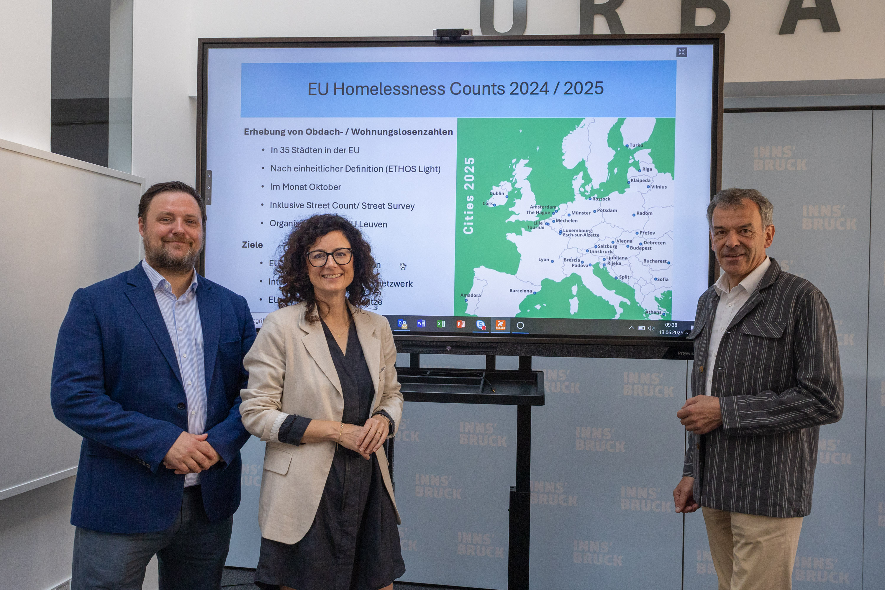 BU: Vizebürgermeister Georg Willi (r.), Julia Schratz (lilawohnt) und Philipp Schnell (ÖAW) präsentierten das EU-weite Datenerhebungsprojekt zur Wohnungs- bzw. Obdachlosigkeit für die Stadt Innsbruck.