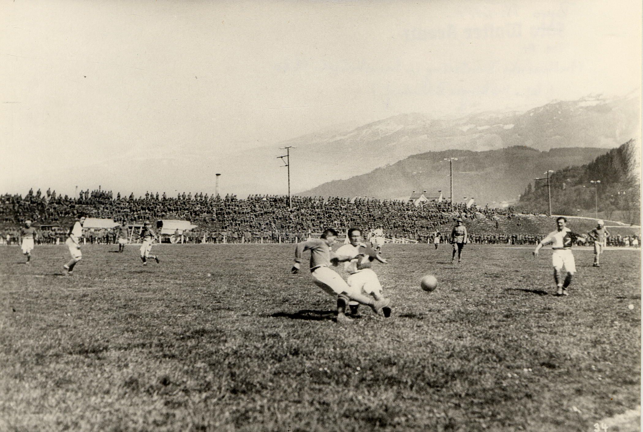 Nach dem Ersten Weltkrieg nahm die Popularität des Fußballs in Tirol rapide zu. Ab 1919 wurden zahlreiche Vereine, der Fußballverband und ein Ligabetrieb gegründet. Mehrere hundert Menschen nutzten 1920 den Bahndamm in der Höttinger Au als Tribüne.