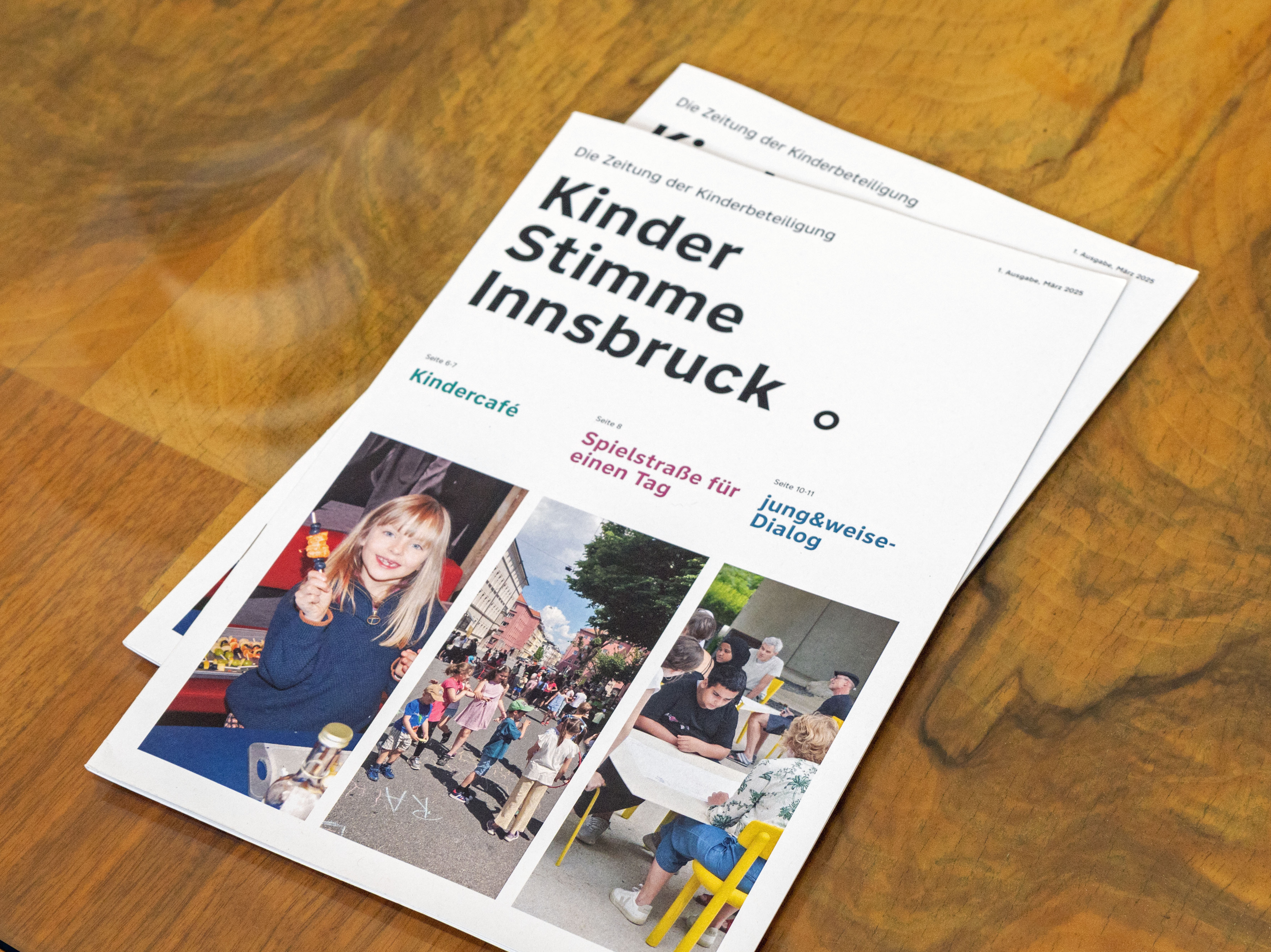 Drei junge RedakteurInnen statteten Bürgermeister Johannes Anzengruber und Vizebürgermeisterin Elisabeth Mayr einen besonderen Besuch ab – und brachten ihre eigene Zeitung mit: "Kinderstimme Innsbruck – Die Zeitung für Kinderbeteiligung" informiert zu allen Themen, die Innsbrucker Kinder betreffen. Auf 15 Seiten finden sich spannende Artikel von SchülerInnen, darunter auch ein Interview mit Innsbrucks Bürgermeister und Vizebürgermeisterin, mit denen sich die RedakteurInnen Almir, Catharina und Valentina gemeinsam mit Julia Hechenberger (Welt der Kinder) rege austauschten – und bereits die nächste Ausgabe der Zeitung planten.