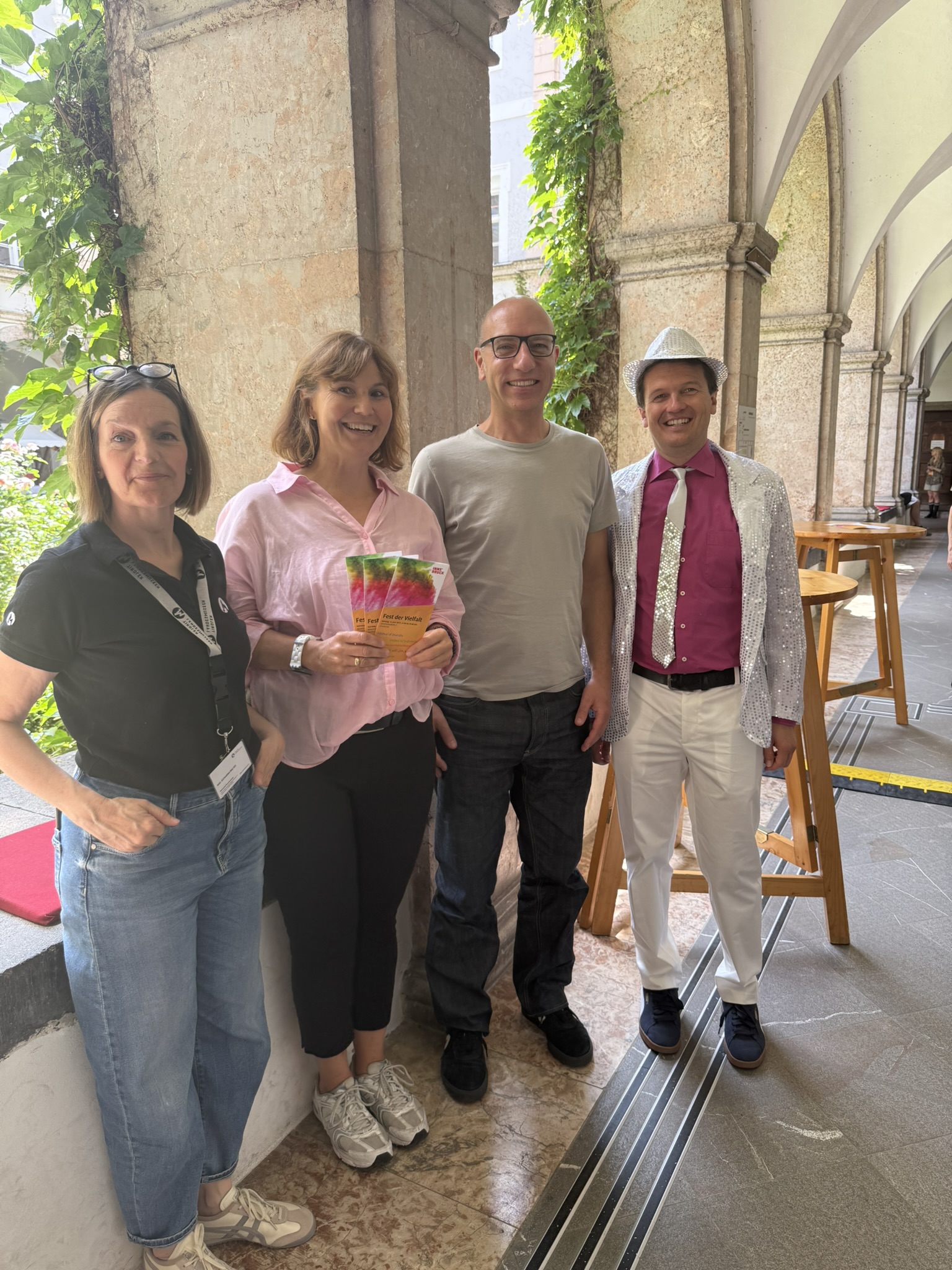 Das Fest der Vielfalt lockte am 14. Juni wieder zahlreiche Interessierte in den Innenhof des Tiroler Volkskunstmuseums. Es war ein Fest für Innsbruckerinnen und Innsbrucker aus vielen Nationen, die sich begegneten, austauschten und das Miteinander feierten. Seit 2013 ist das „Fest der Vielfalt“ eines von zahlreichen Angeboten der städtischen Integrationsstelle, die für Themen der Zuwanderung sensibilisiert sowie Projekte im Sinne von Teilhabe und Gleichberechtigung umsetzt. Im letzten Bild v.l.: Katharina Walter (Kulturvermittlung Tiroler Landesmuseen), Nicola Köfler (Integrationsstelle Stadt Innsbruck), Wolfgang Andexlinger (Amtsvorstand Stadtplanung, Mobilität und Integration) und "Programmansager" Markus Pinter (c) TLM/G. Tamerl