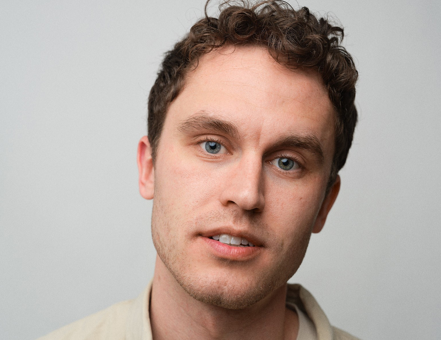 Emil Kaschka erhält den Poetry-Slam-Würdigungspreis 2025.