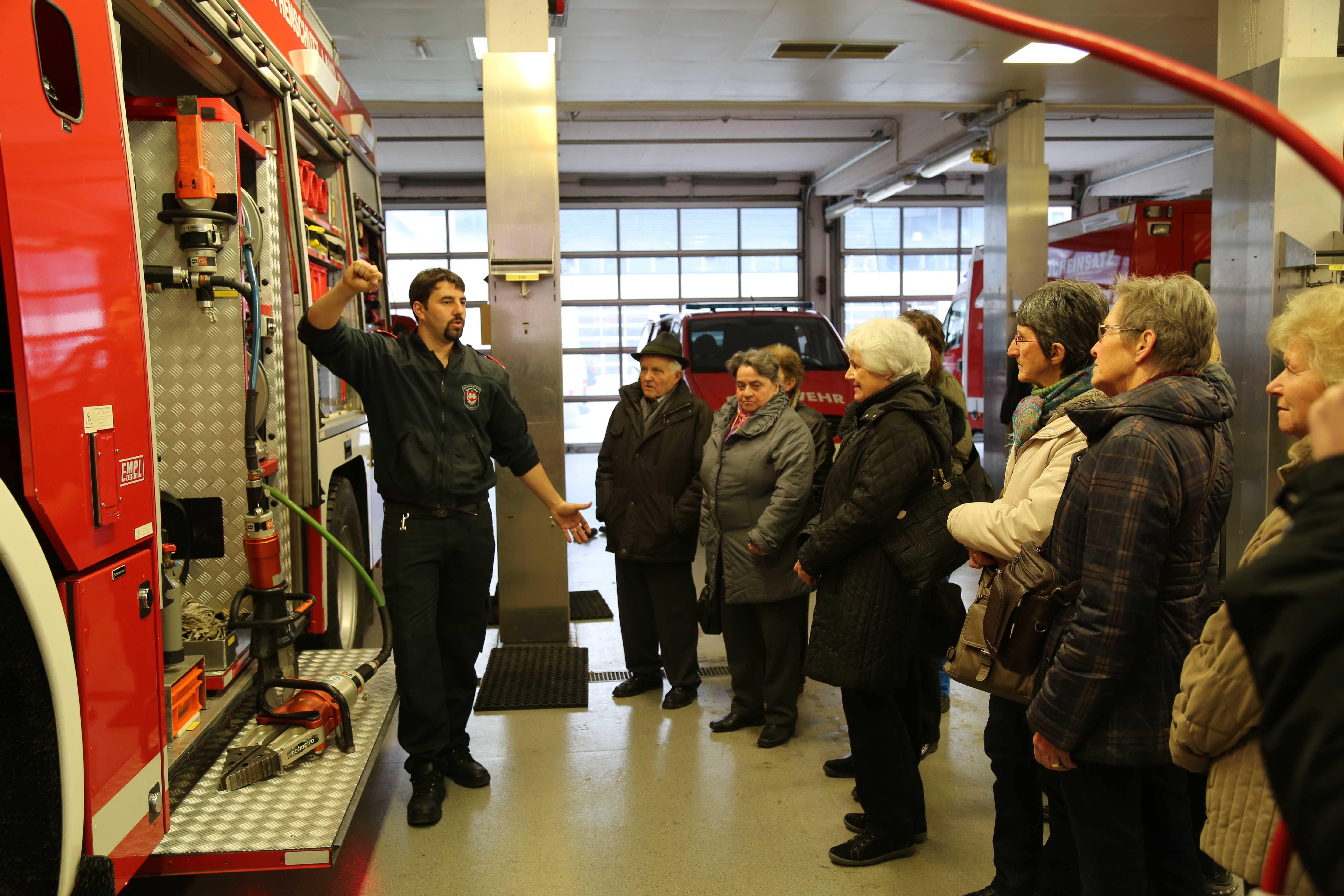 Feuerwehrmann Hansjörg führte die Seniorinnen und Senioren durch die Zentrale der Berufsfeuerwehr.