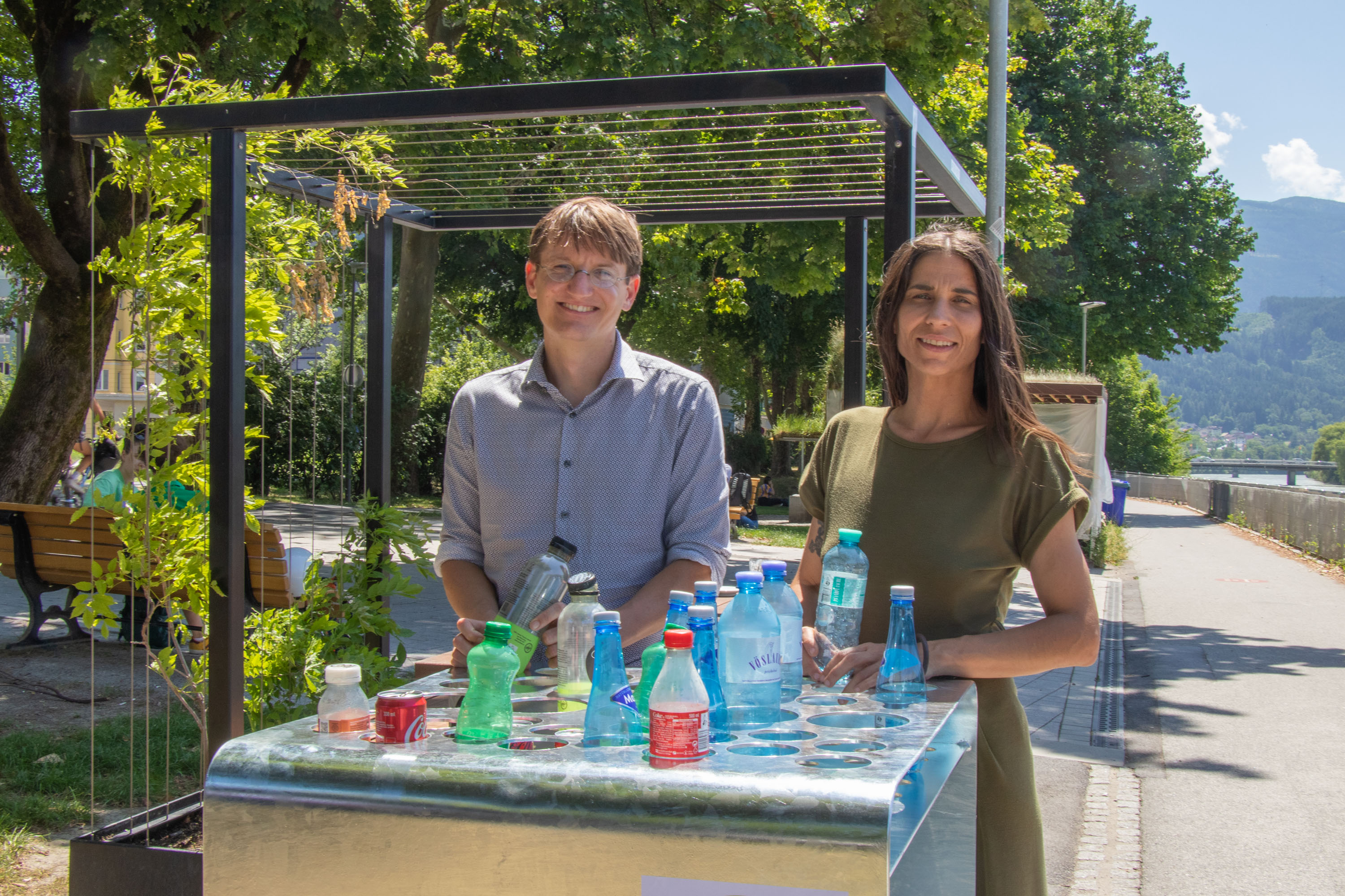 Stadträtin Janine Bex und Amtsleiter Michael Deflorian (Amt für eine klimaneutrale Stadt) präsentieren die neuen Pfandinseln an der Franz-Gschnitzer-Promenade. Weitere Sammelstellen folgen in den kommenden Wochen.