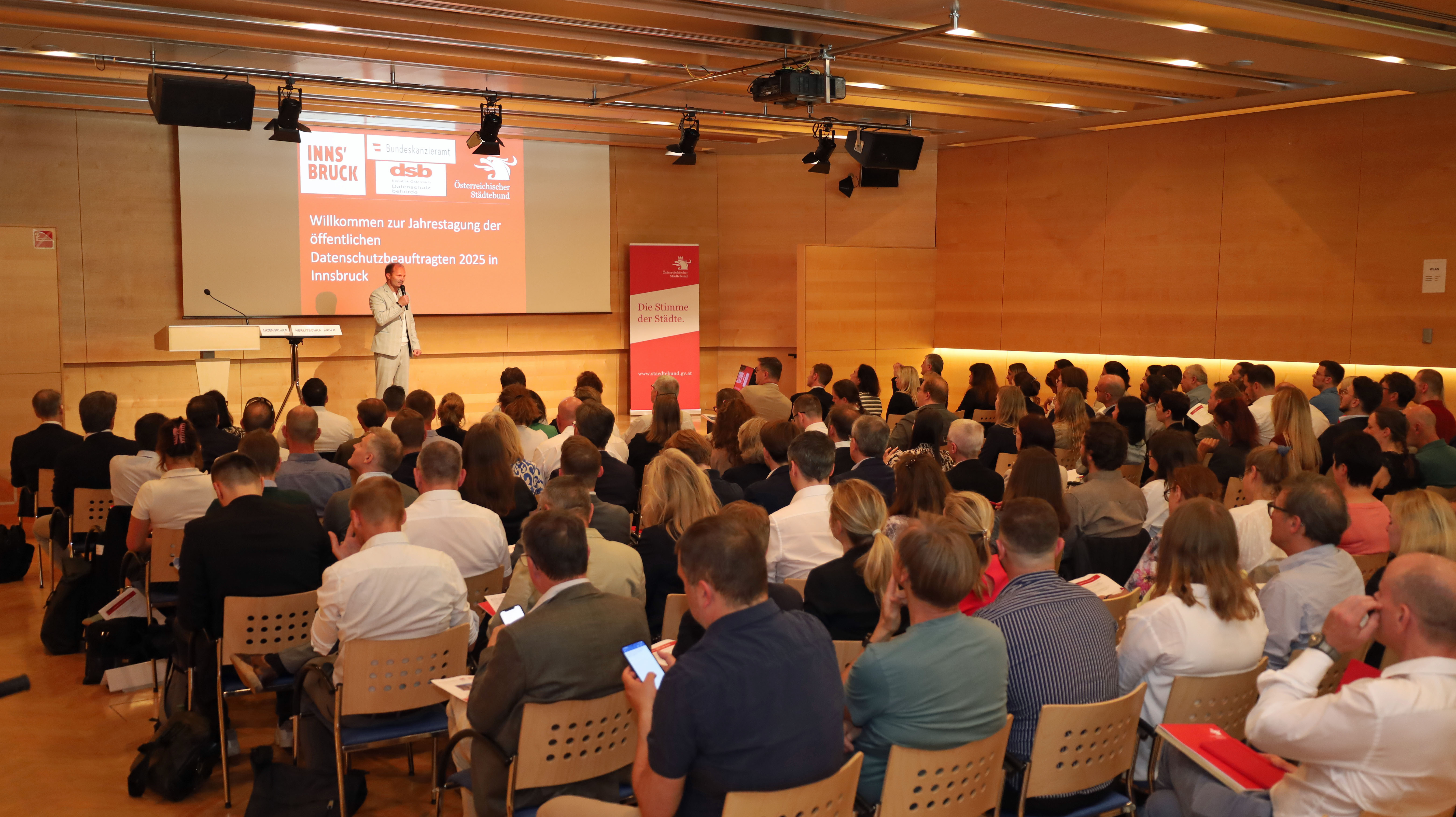 Am 17. und 18. Juni stand bei der Jahrestagung der öffentlichen Datenschutzbeauftragten in Innsbruck der Datenschutz im Fokus: Der Umgang mit der Datenschutzgrundverordnung (DSGVO) in Zeiten von Künstlicher Intelligenz, Entscheidungen der Datenschutzbehörde und des Bundesverwaltungsgerichts (BVwG), der Leitfaden der Datenschutzbehörde zum Informationsfreiheitsgesetz und die neue KI-Servicestelle der RTR-GmbH. Organisiert wurde die Tagung vom Österreichischen Städtebund, der Datenschutzbehörde und dem Bundeskanzleramt. Im Bild: Bürgermeister Johannes Anzengruber, Magistratsdirektorin Gabriele Herlitschka und Städtebund-Generalsekretär Thomas Weninger.