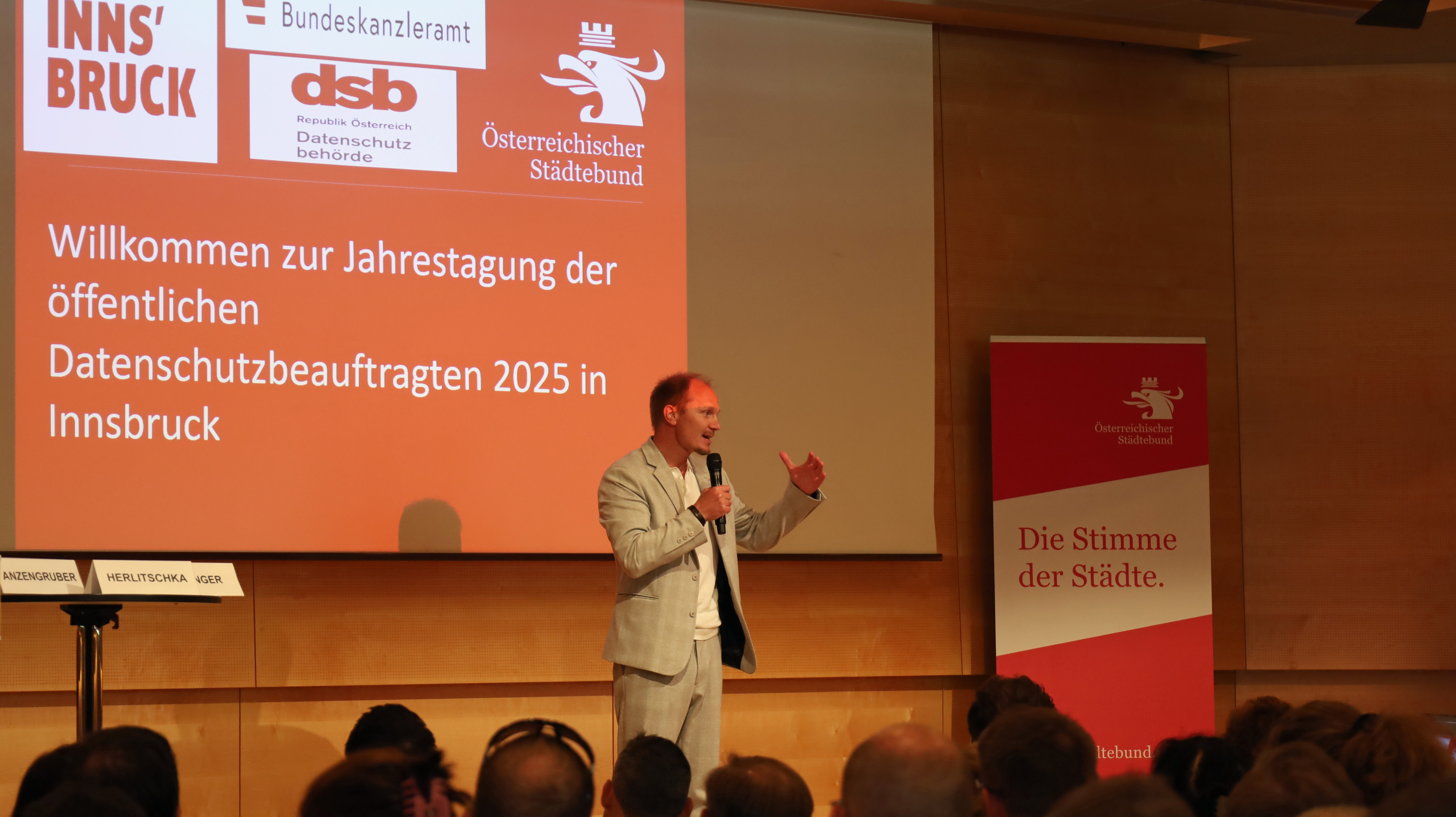 Am 17. und 18. Juni stand bei der Jahrestagung der öffentlichen Datenschutzbeauftragten in Innsbruck der Datenschutz im Fokus: Der Umgang mit der Datenschutzgrundverordnung (DSGVO) in Zeiten von Künstlicher Intelligenz, Entscheidungen der Datenschutzbehörde und des Bundesverwaltungsgerichts (BVwG), der Leitfaden der Datenschutzbehörde zum Informationsfreiheitsgesetz und die neue KI-Servicestelle der RTR-GmbH. Organisiert wurde die Tagung vom Österreichischen Städtebund, der Datenschutzbehörde und dem Bundeskanzleramt. Im Bild: Bürgermeister Johannes Anzengruber, Magistratsdirektorin Gabriele Herlitschka und Städtebund-Generalsekretär Thomas Weninger.