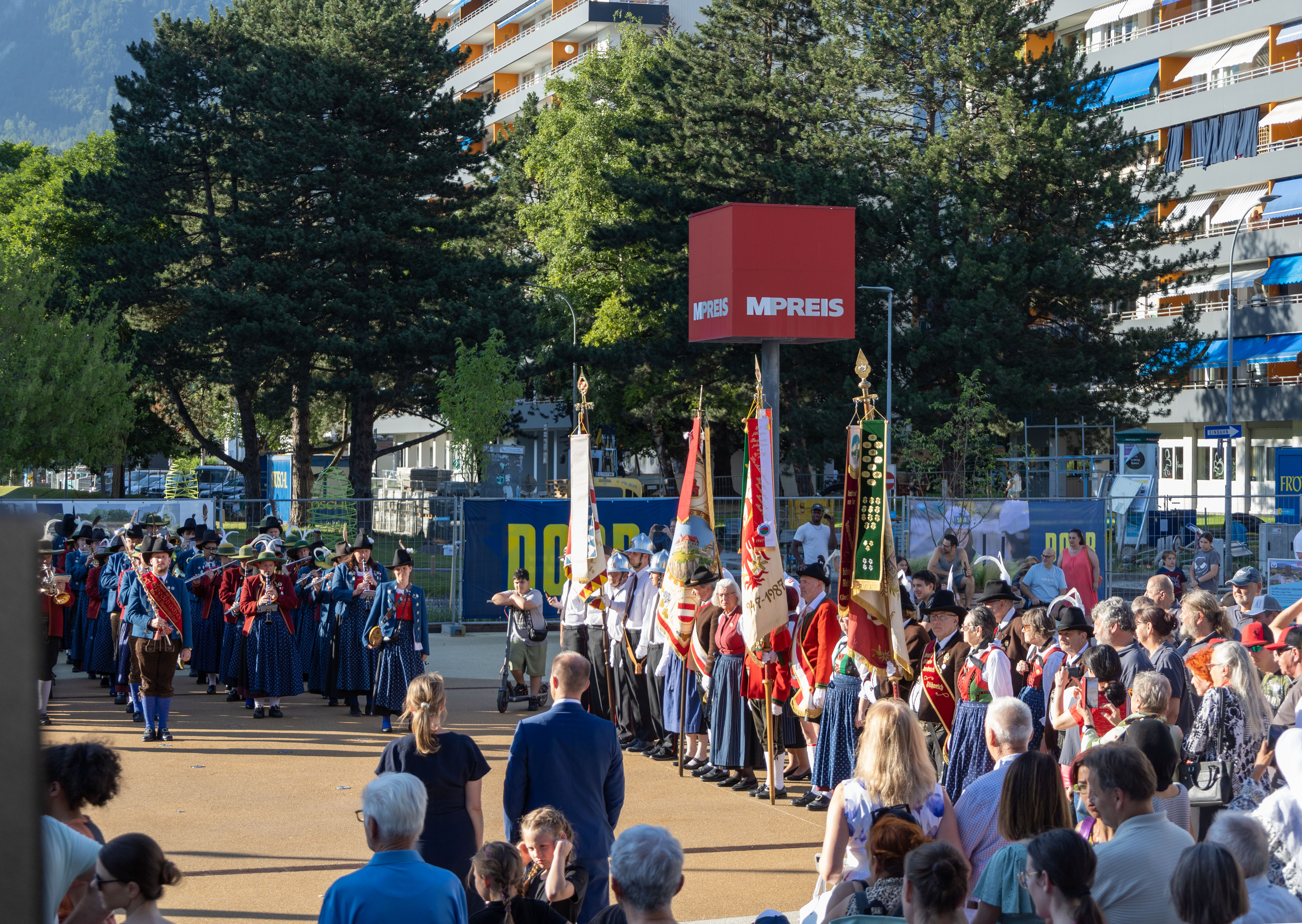 Die Traditionsvereine des Olympischen Dorfs und weiterer Stadtteile durften bei der Eröffnung nicht fehlen.