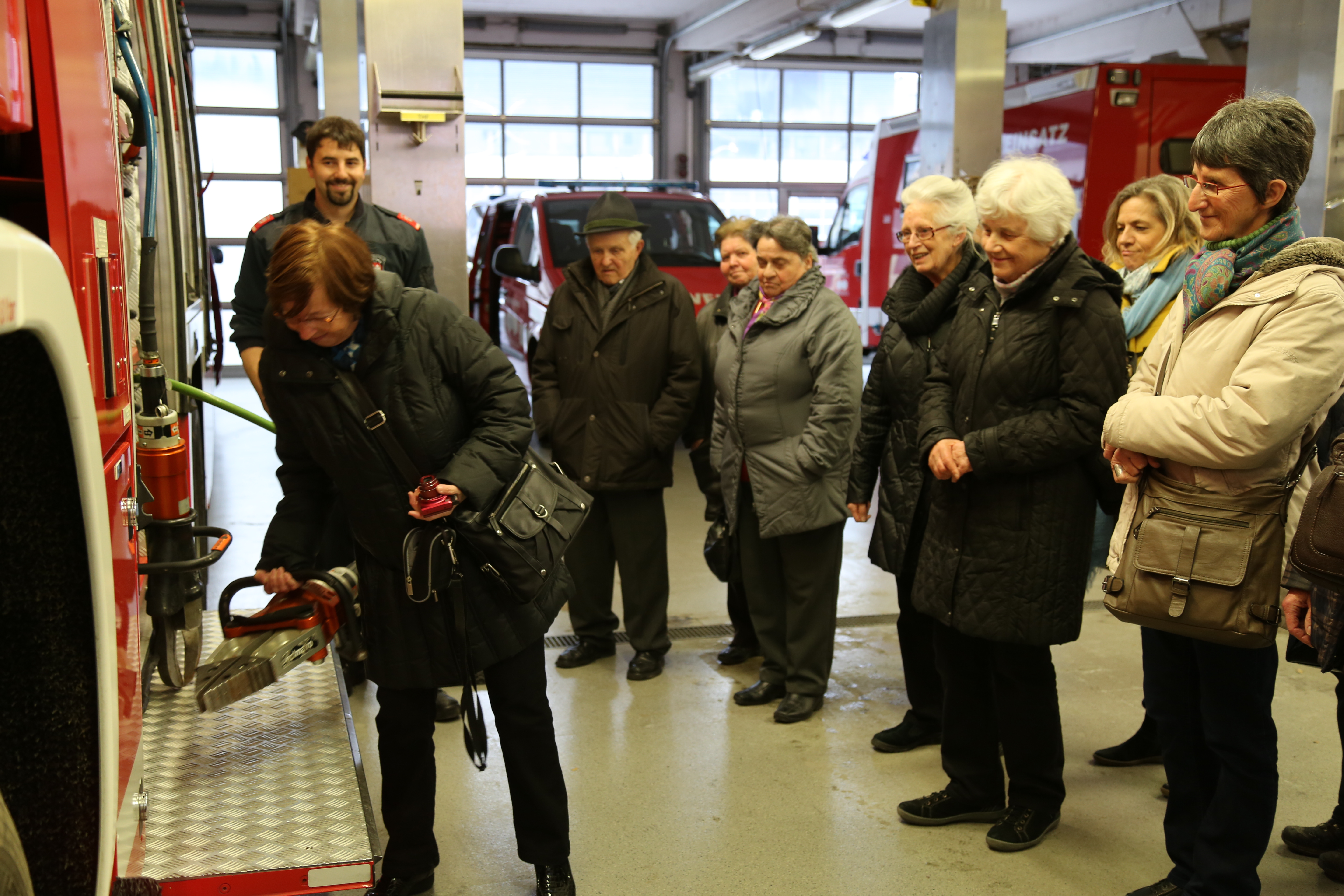 Die Damen und Herren waren sehr überrascht, wie schwer eine Bergeschere oder auch der Spreizer ist.