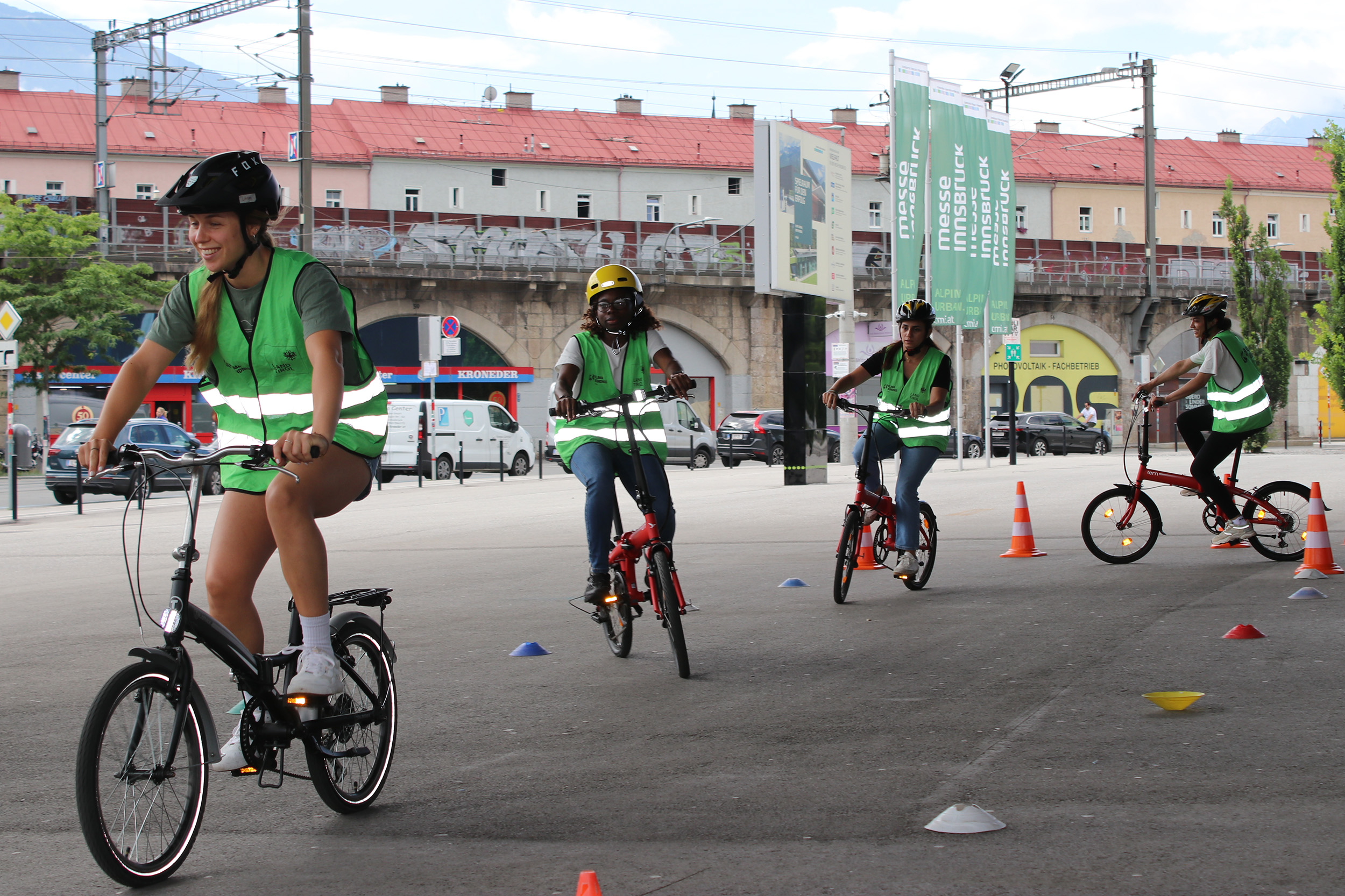 Über mehrere Wochen hinweg übten die Teilnehmerinnen das richtige Verhalten im Straßenverkehr – auf zwei Rädern und in sicherem Rahmen.