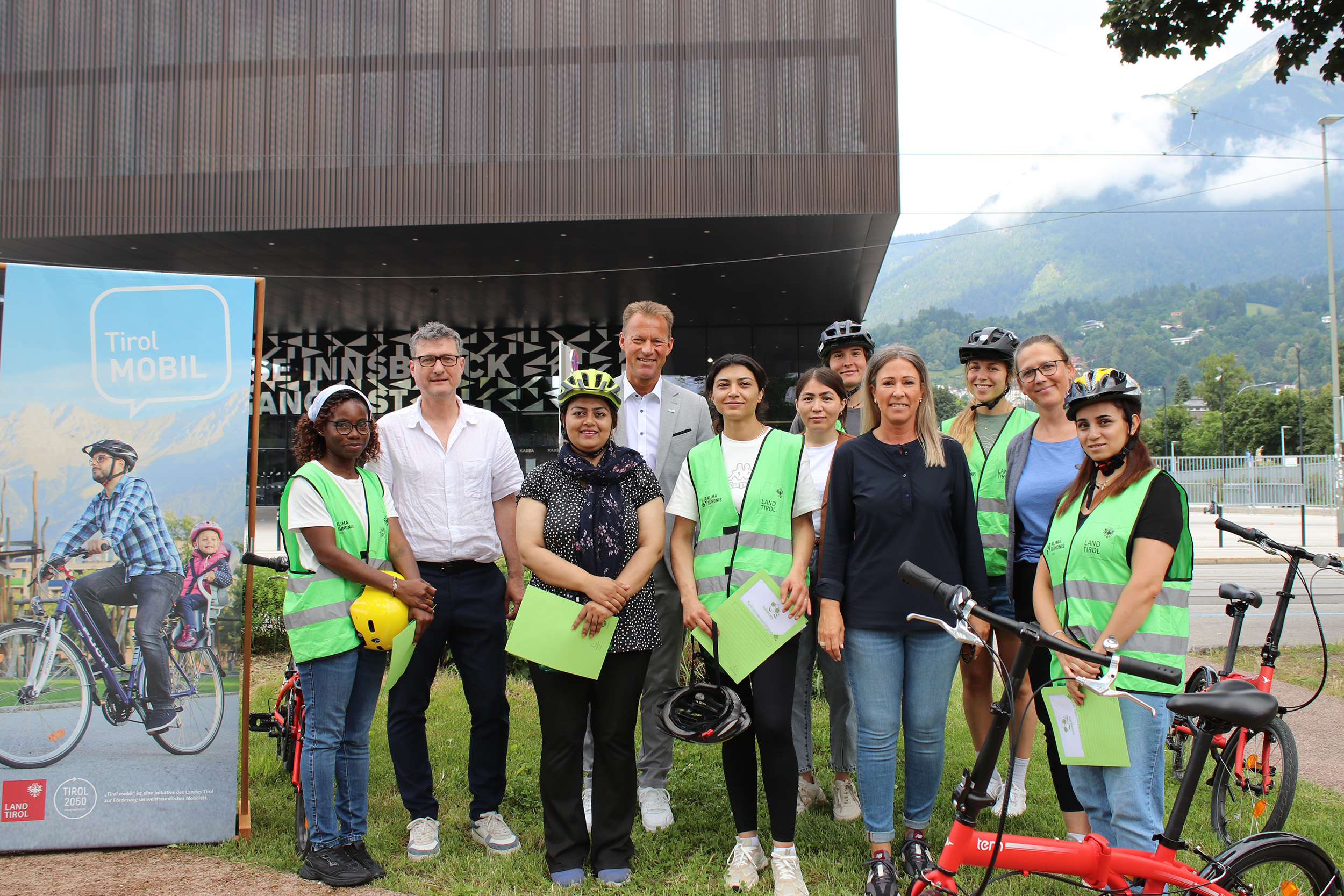 Stadträtin Mariella Lutz (4. v. r.), Andrä Stigger (Geschäftsführer Klimabündnis Tirol, 2. v. l.), Hansjörg Stern (Betriebsleitung Messe Innsbruck), Julia Schmid (Land Tirol, Abteilung Mobilitätsplanung, 2. v. r.) sowie die Teilnehmerinnen und Trainerinnen beim finalen Abschluss der mehrwöchigen Frauenradkurse. © Klimabündnis Tirol