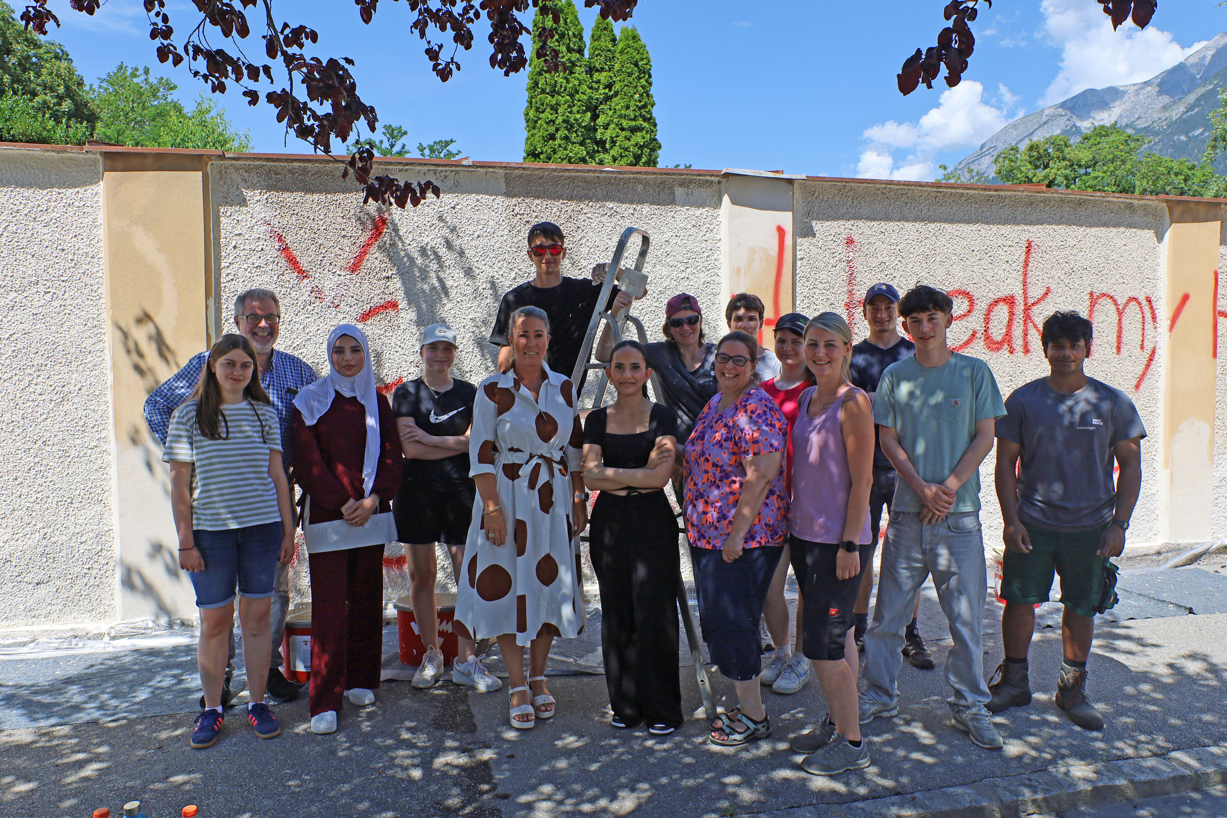 Voll dabei: Die Lehrlinge, die die Friedhofsmauer von den Schriftzügen befreiten, mit Stadträtin Mariella Lutz (5.v.l.), Sabine Floßmann (6.v.r.), Alexander Legniti (2.v.l.) und Ramona Prinoth (Stadtgärtnerei, 4.v.r.).