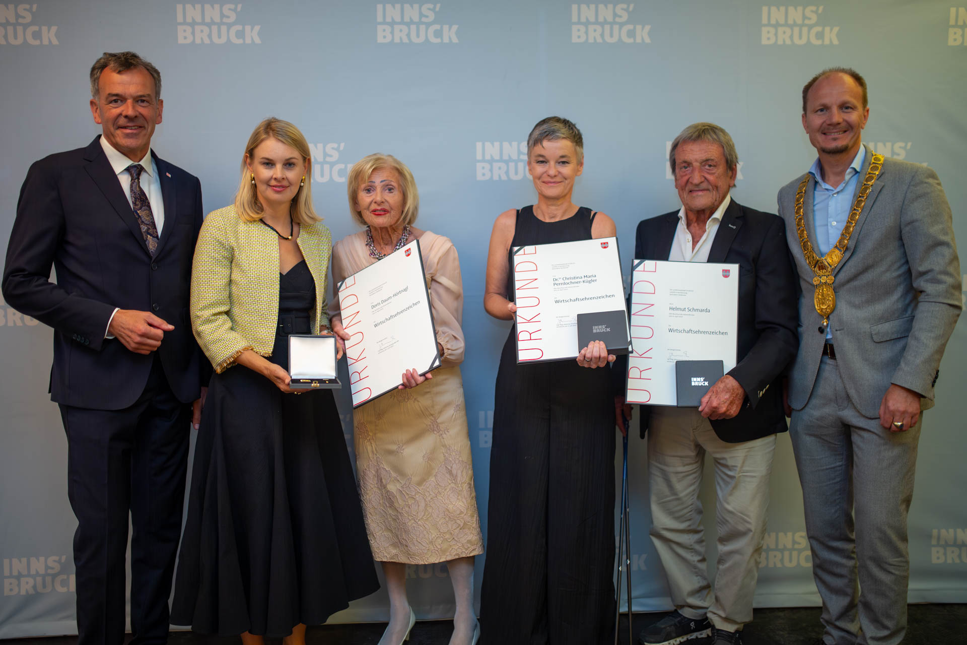 Wirtschaftsehrenzeichen (v. l.): Vizebürgermeister Georg Willi, Vizebürgermeisterin Elisabeth Mayr, Doris Daum-Hörtnagl, Christine Pernlochner-Kügler, Helmut Schmarda, Bürgermeister Johannes Anzengruber.