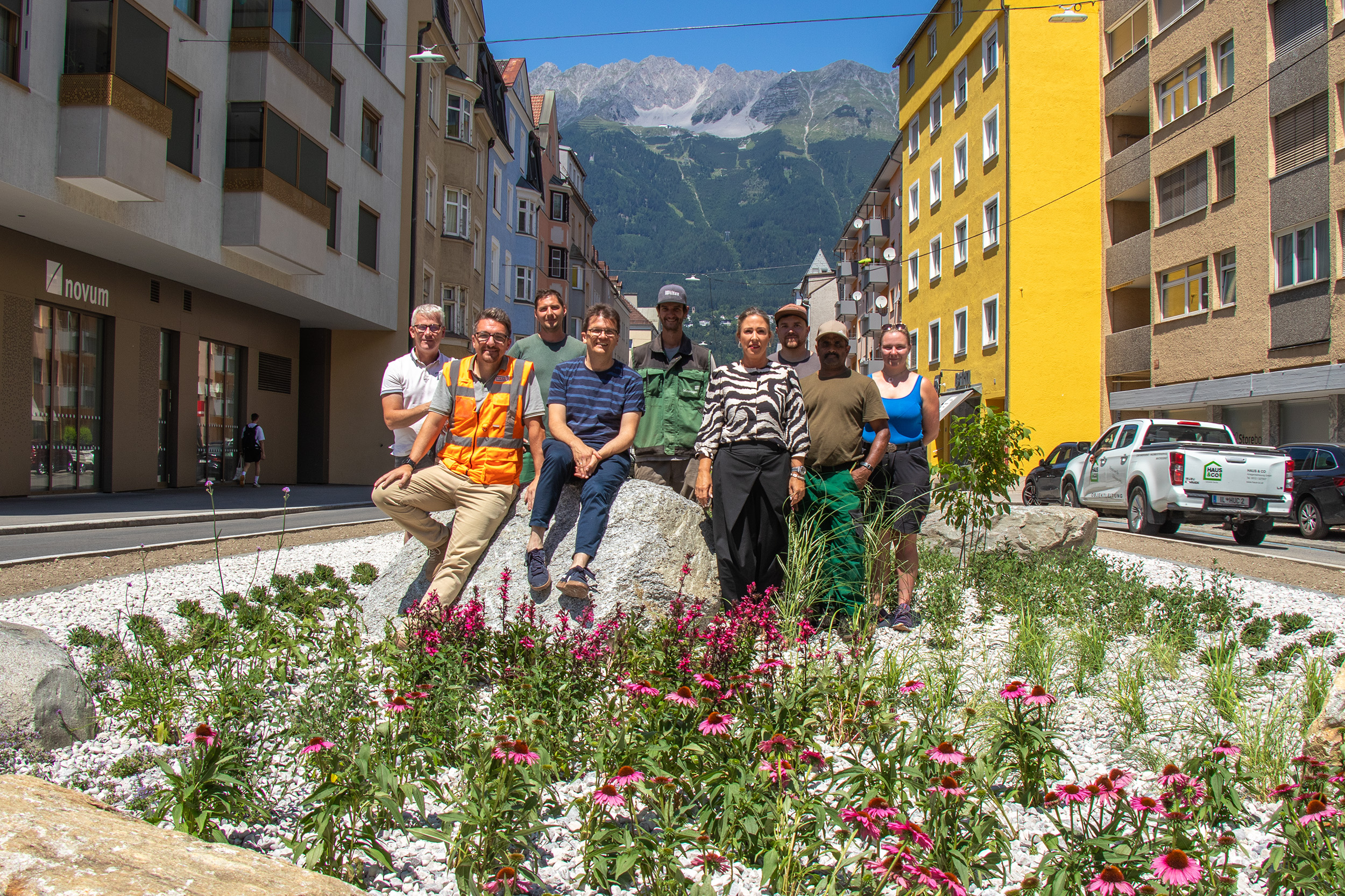Stadträtin Mariella Lutz, Referent Markus Pinter (beide vorne Mitte) freuen sich gemeinsam mit dem Bauträger STRABAG und den MitarbeiterInnen der Referate „Planung und Bau“ sowie „Pflege und Service“ über die neu gestaltete Mittelinsel in Pradl.