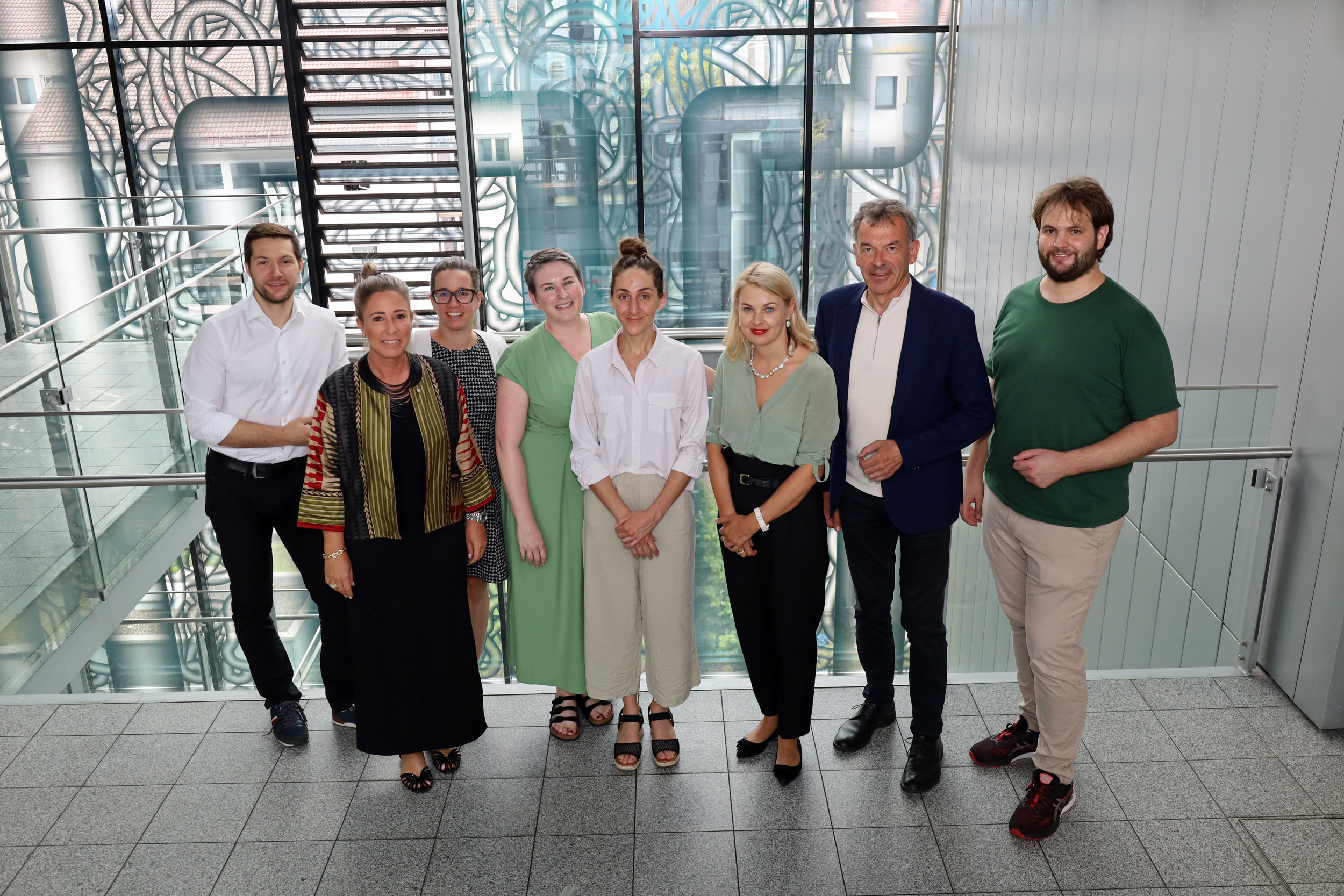Yasmine Haddad (4.v.r.) ist die diesjährige Stipendiatin der UNO Summer School –Vizebürgermeister Georg Willi (2.v.r.), Vizebürgermeisterin Elisabeth Mayr (3.v.r.), Stadträtin Mariella Lutz (2.v.l.), weitere Mitglieder des Gemeinderats sowie VertreterInnen der UNO gratulierten herzlich.