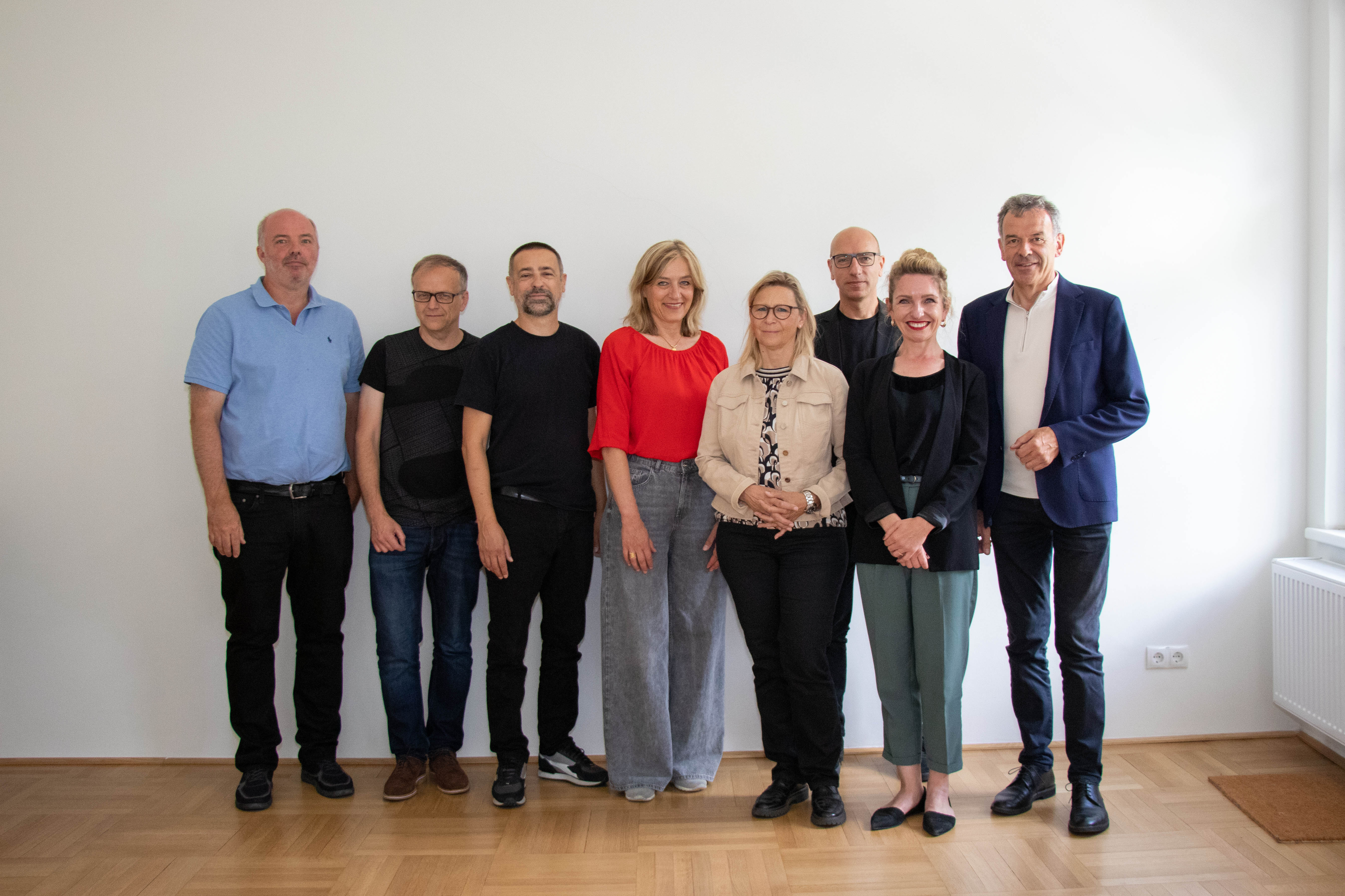 (v.l.n.r.) Stadtarchivar Lukas Morscher, die Mitglieder des Beirats Niko Hofinger, Stefan Amann, Ingrid Böhler, Gabriele Neumann und Wolfgang Andexlinger mit Kulturamtsleiterin Isabelle Brandauer und Vizebürgermeister Georg Willi im Innsbrucker Stadtarchiv.