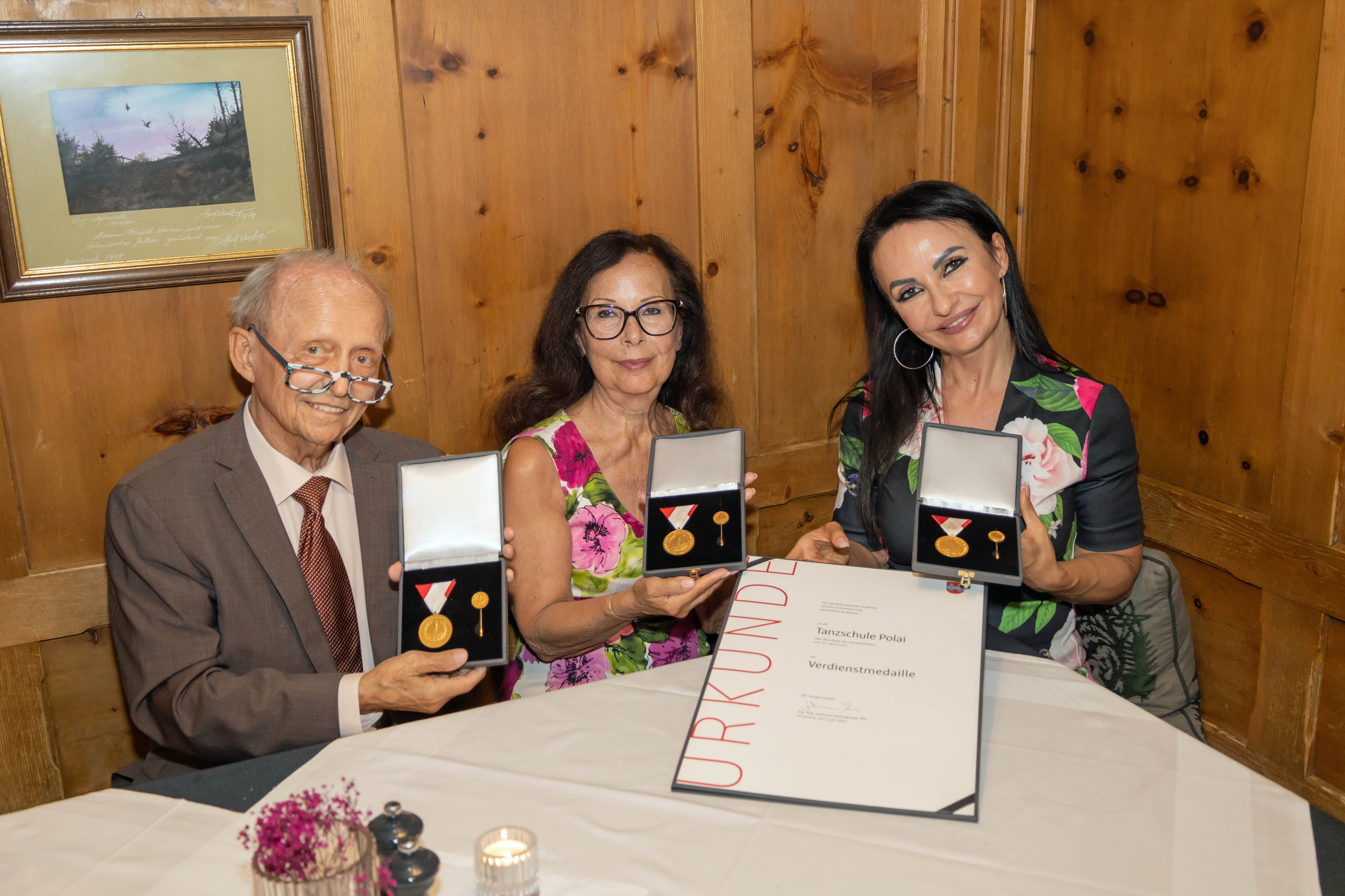 Die Tanzschule Polai wurde vor kurzem mit der Verdienstmedaille der Stadt Innsbruck ausgezeichnet. Da die Medaille an das Unternehmen überreicht wurde, konnten Ferry Polai, Waltraud Polai und Julia Polai sie von Bürgermeister Johannes Anzengruber entgegennehmen. Im Beisein der Stadtsenatsmitglieder Vizebürgermeisterin Elisabeth Mayr, Stadträtin Janine Bex, Stadtrat Markus Lassenberger und Stadträtin Mariella Lutz sowie Innsbrucks Magistratsdirektorin Gabriele Herlitschka wurde die Würdigung im Rahmen eines gemeinsamen Abendessens übergeben.