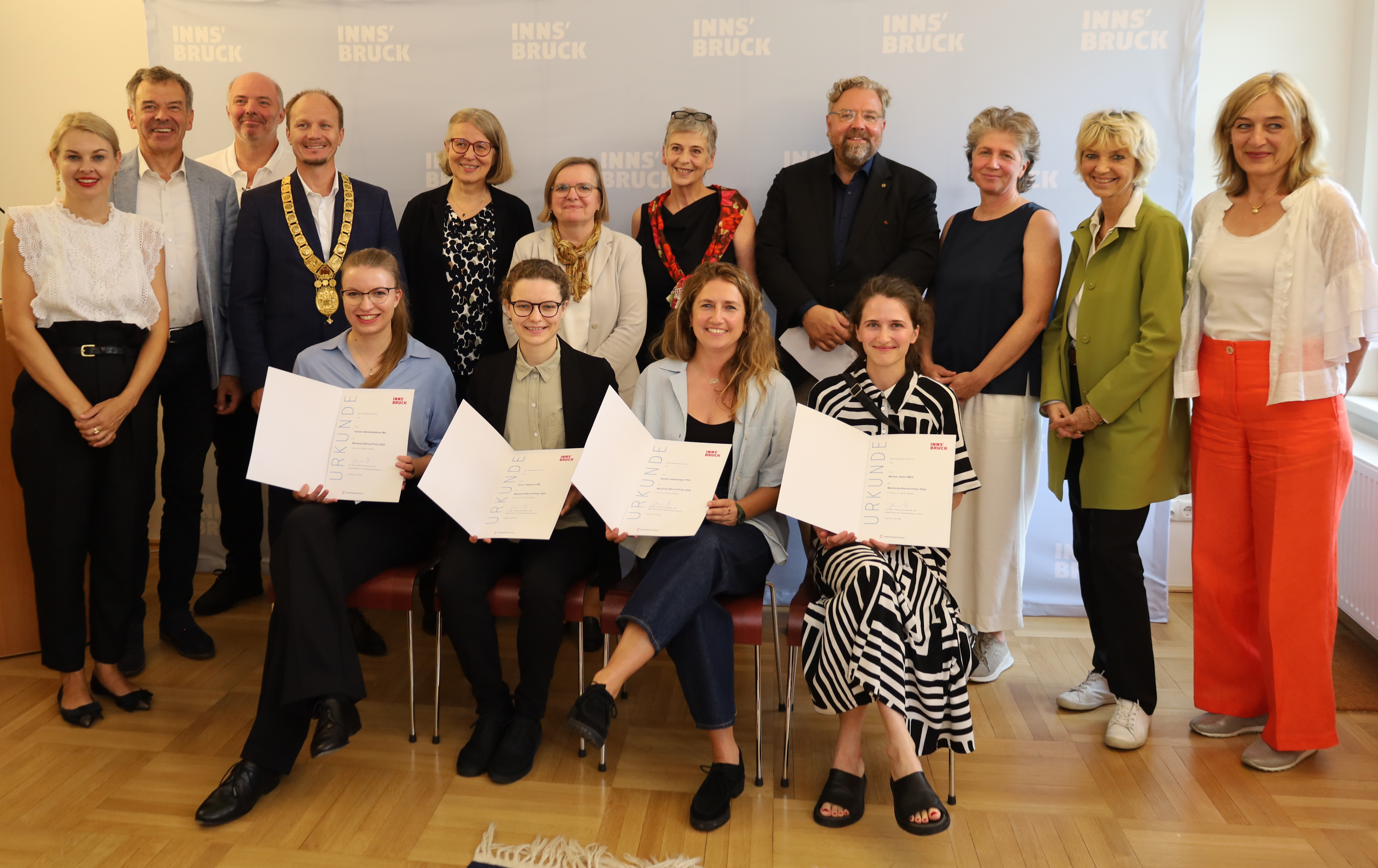 „Marianne-Barcal-Preis 2024“: Bürgermeister Johannes Anzengruber, Vizebürgermeister Georg Willi (2. v.l.), Vizebürgermeisterin Elisabeth Mayr (1. v.l.), Stadtarchivar Lukas Morscher (3. v.l.), die Laudatorinnen und Jurymitglieder mit den Preisträgerinnen (vorne v.l.) Verena Hechenblaikner, Anna Tappeiner, Sandra Altenberger und Miriam Heiss.