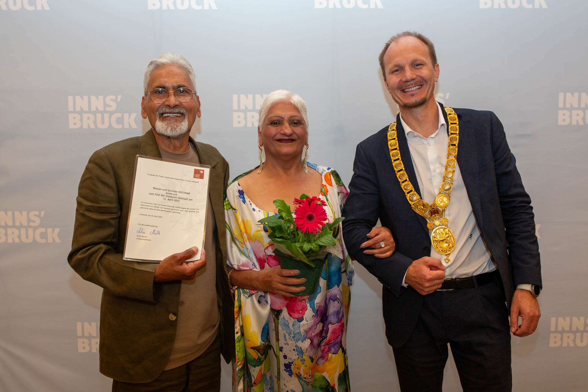 Am 16. Juli versammelten sich 16 Diamantene und 21 Goldene Jubelpaare zu ihren 60- bzw. 50-jährigen Hochzeitsjubiläen im Ursulinensaal. Bürgermeister Johannes Anzengruber hieß die Paare willkommen. Feierlich musikalisch umrahmt wurde das fröhliche Beisammensein unter anderem von der Musikschule Innsbruck, der sommerliche Blumenschmuck stammt aus der Stadtgärtnerei.