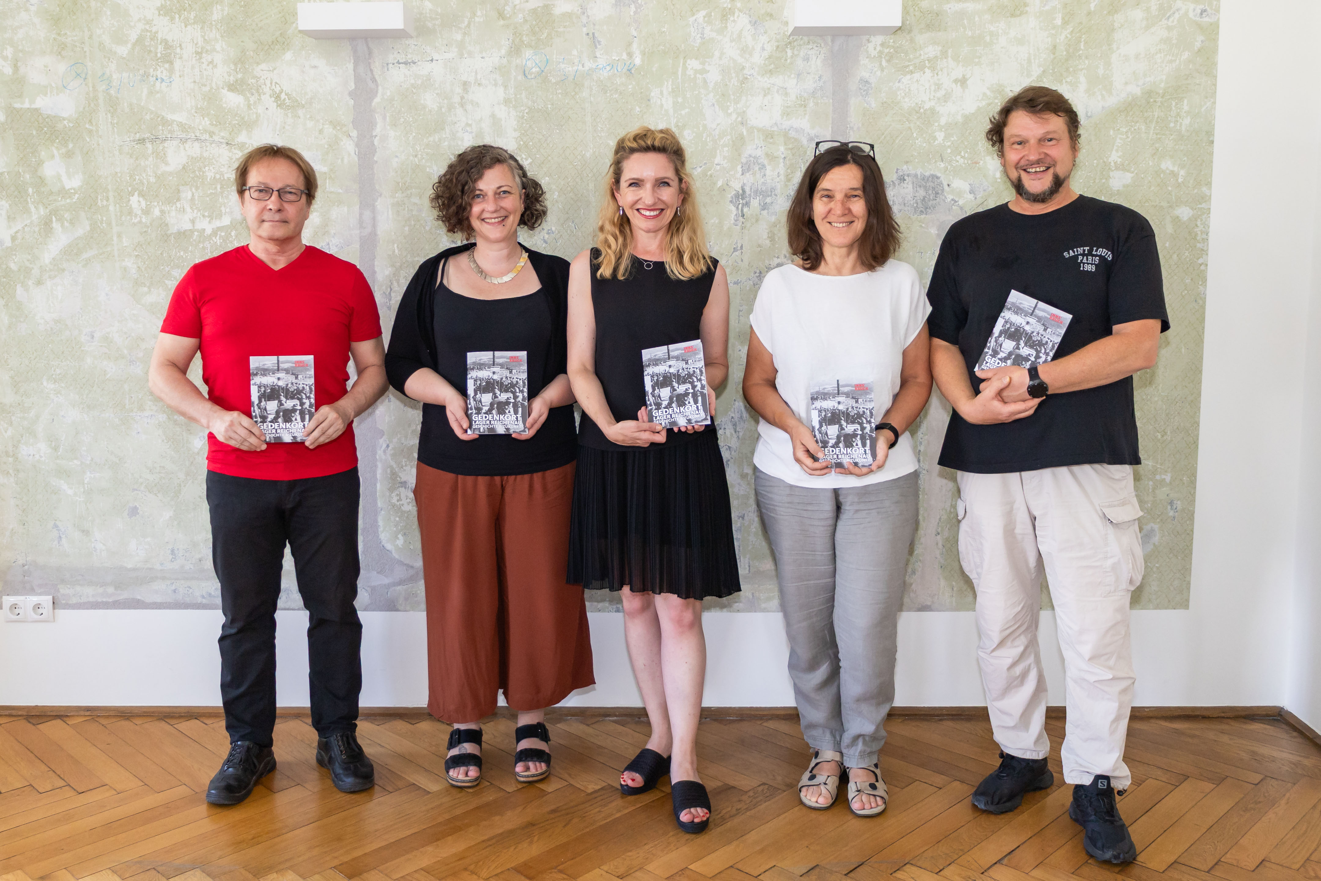 (v.l.n.r.) Die HistorikerInnen Horst Schreiber und Barbara Hausmair, Kulturamtsleiterin Isabelle Brandauer sowie Heike Bablick und Karl-Heinz Machat von der Werkgemeinschaft mit der neuen Broschüre „Gedenkort Lager Reichenau: Geschichte und Zukunft“, die einen Überblick aktueller Forschungsergebnisse zum Lagerkomplex Reichenau bietet.