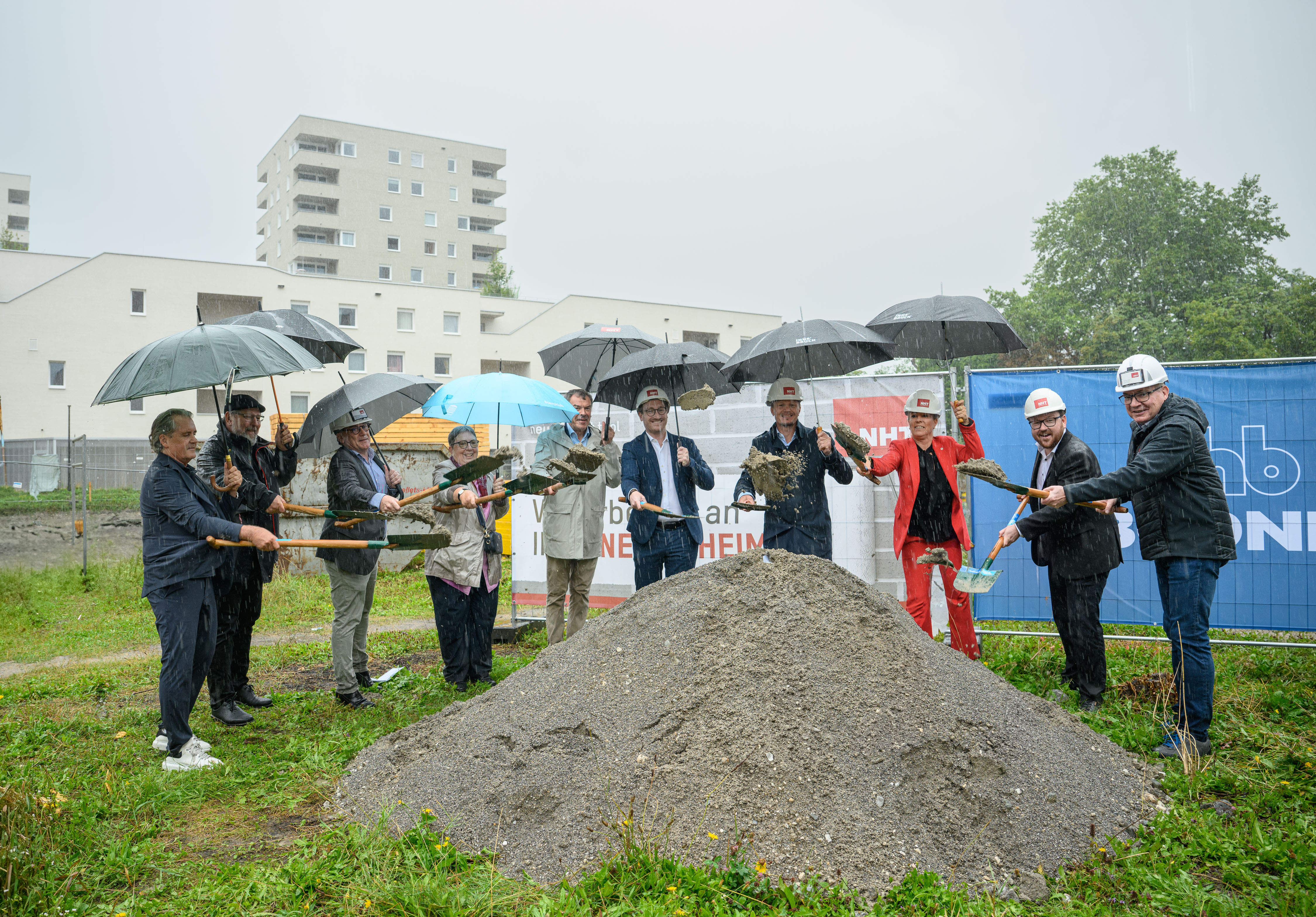 Knapp 65 Mio. Euro steckt die NHT in den letzten Bauabschnitt der neuen Südtiroler Siedlung im Pradler Saggen (v.li.): Die Architekten Robert Kelca (ATP), Dietmar Ewerz (teamk2), NHT-Geschäftsführer Markus Pollo, Bundesrätin Klara Neurauter, Bürgermeister-Stv. Georg Willi, LH-Stv. Philip Wohlgemuth, Bürgermeister Johannes Anzengruber, Stadträtin Mariella Lutz, Gemeinderat Benjamin Plach und NHT-Geschäftsführer Johannes Tratter beim Spatenstich.