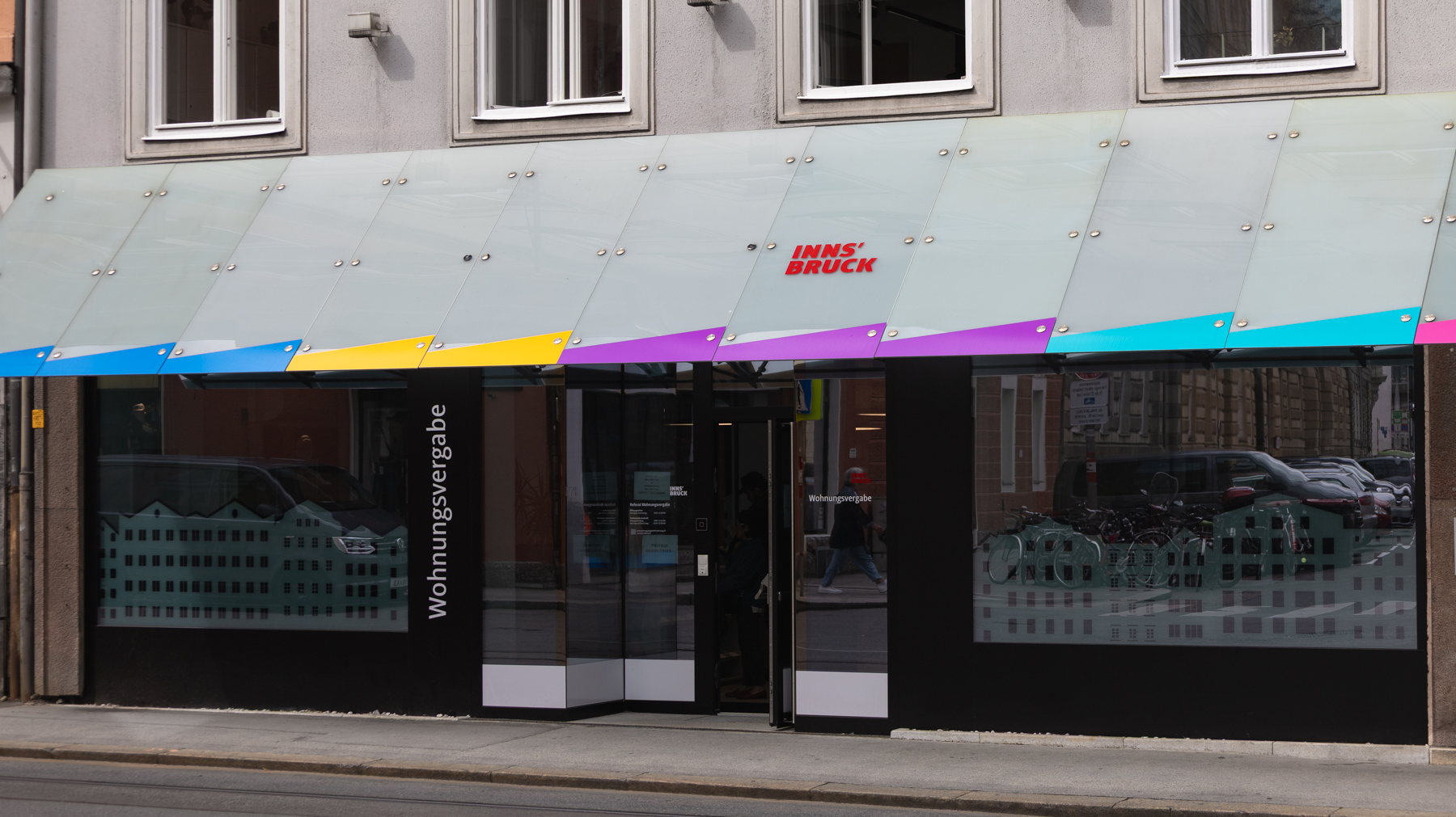 Anträge vor Ort können auch weiterhin während der Öffnungszeiten der Wohnungsvergabe gestellt werden – aber künftig mit vorheriger Terminvereinbarung. Diese ist vor Ort oder online möglich.