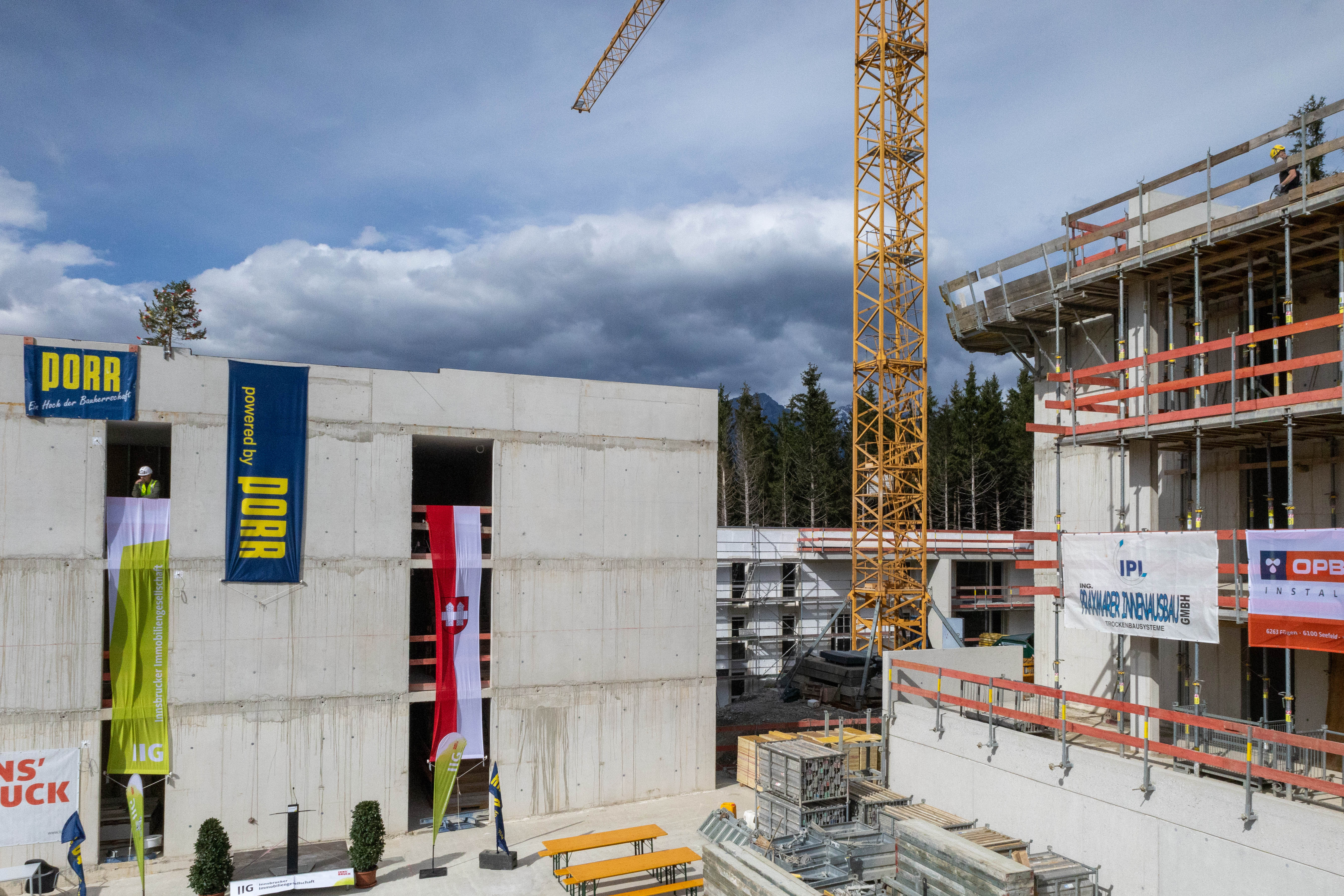 Mit „Am Bichl III“ realisiert die IIG eines der ersten drei Plus-Energie-Quartiere Österreichs und eines der hundert ersten dieser Art in Europa: Die neue Wohnanlage erzeugt bilanziell über das Jahr mehr Energie, als sie verbraucht. (Im Bild bei der Firstfeier im September 2024)