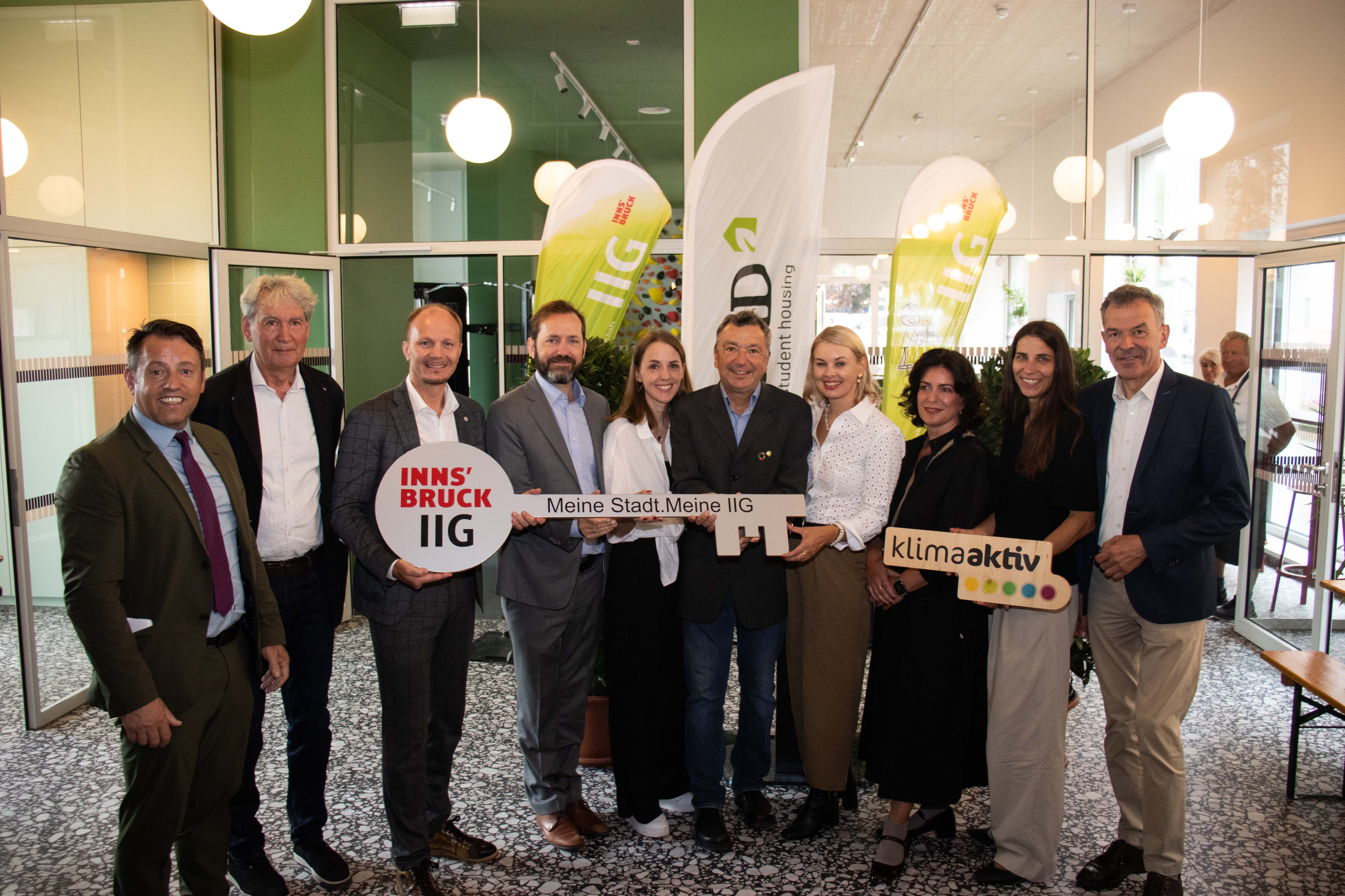 IIG-Geschäftsführer Franz Danler, Architekt Gerhard Manzl, Bürgermeister Johannes Anzengruber, Geschäftsführer Jakob Calice (OeAD), Prokuristin Jacqueline Dogan (OeAD student housing), Geschäftsführer Günther Jedliczka (OeAD student housing), Stadträtin Elisabeth Mayr, Architektin Betina Hanel, Stadträtin Janine Bex und Vizebürgermeister Georg Willi freuen sich über die Eröffnung des neuen OeAD Gästhauses mit den Prädikaten „Passivhaus Plus“ & „Klimaaktiv Gold“.